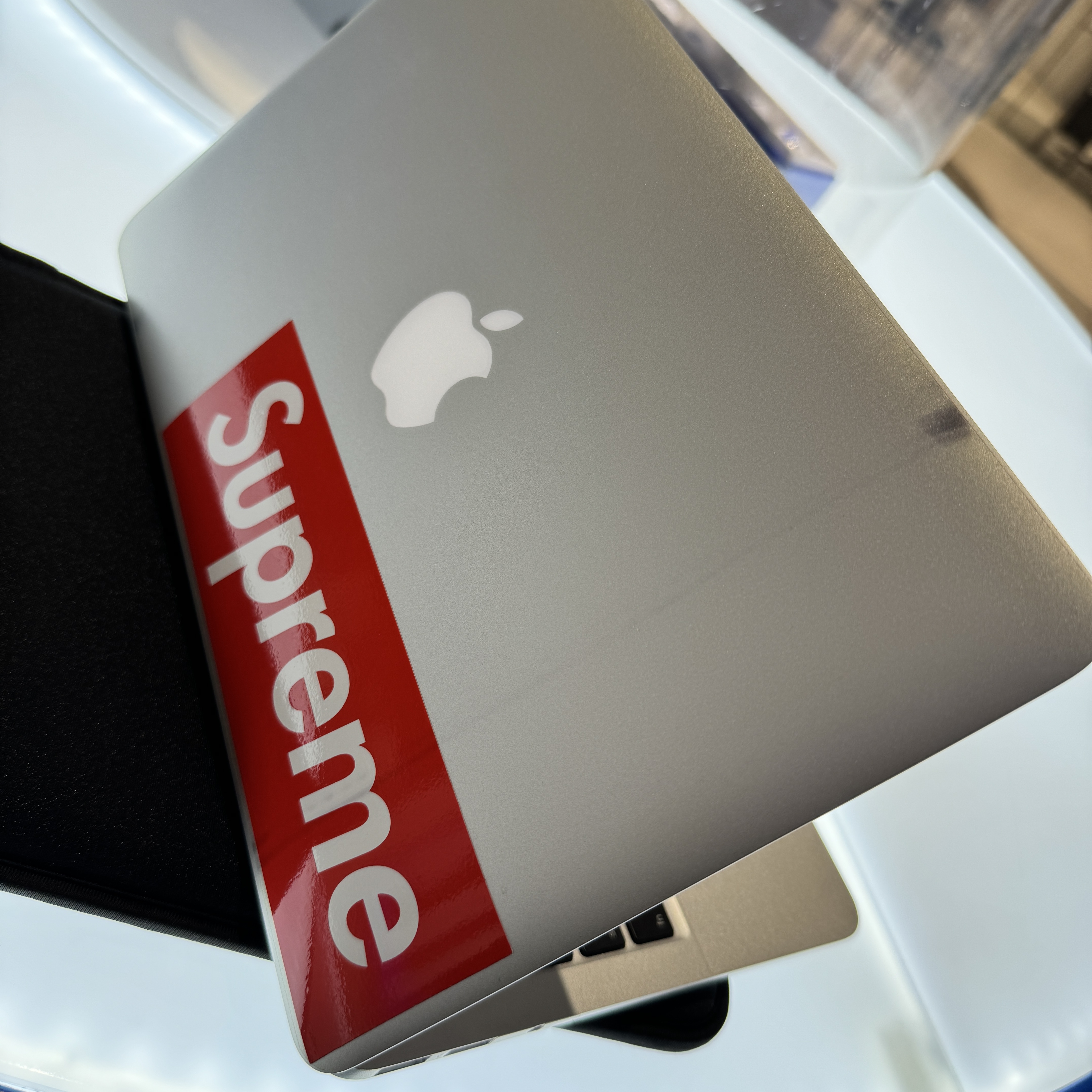 Apple 2022 MacBook Air 13 M2 512GB SSD / 8GB RAM Midnight (Korean Ver.) 착용 스타일 - 3