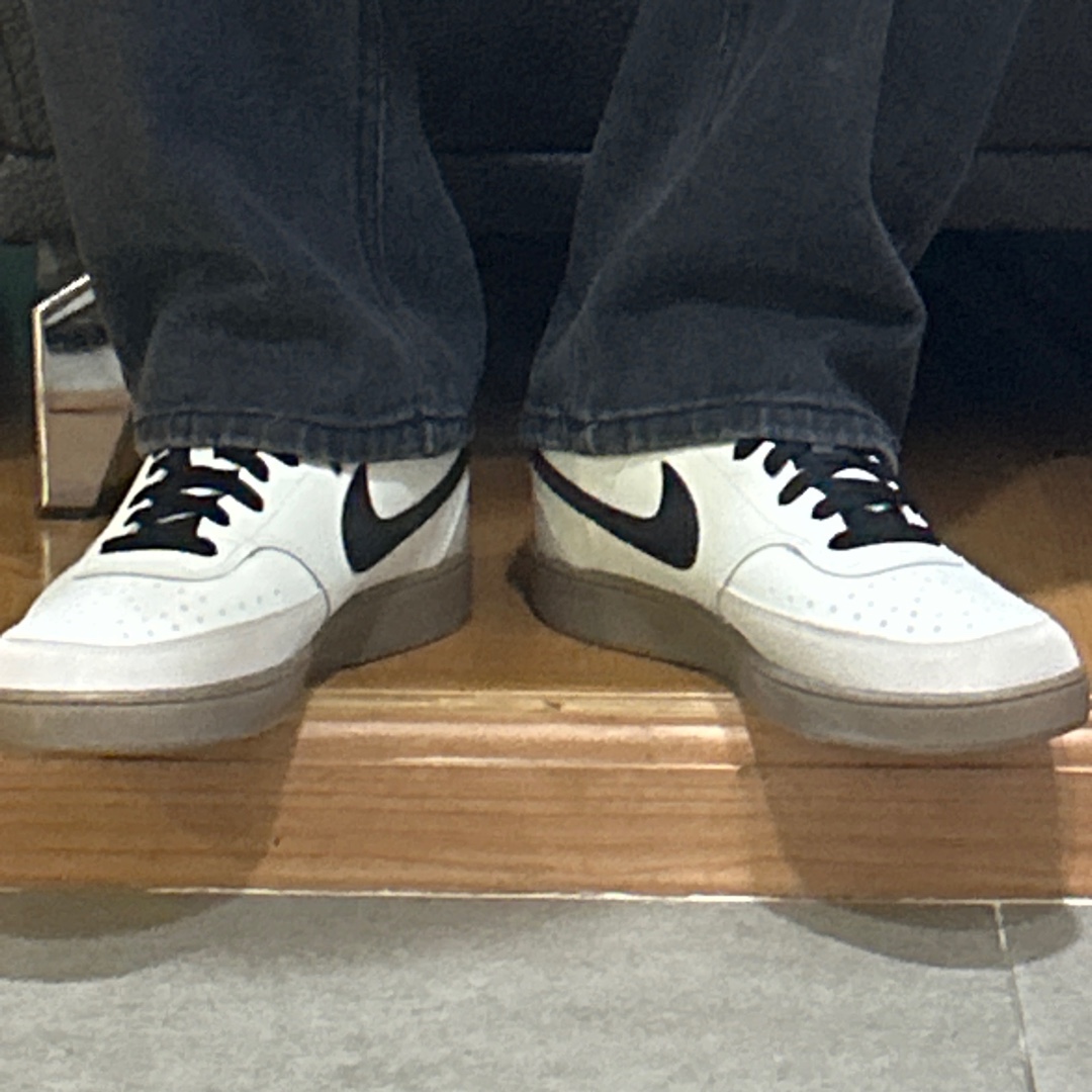 Nike Court Vision Low Sail Light Orewood Brown 착용 스타일 - 2