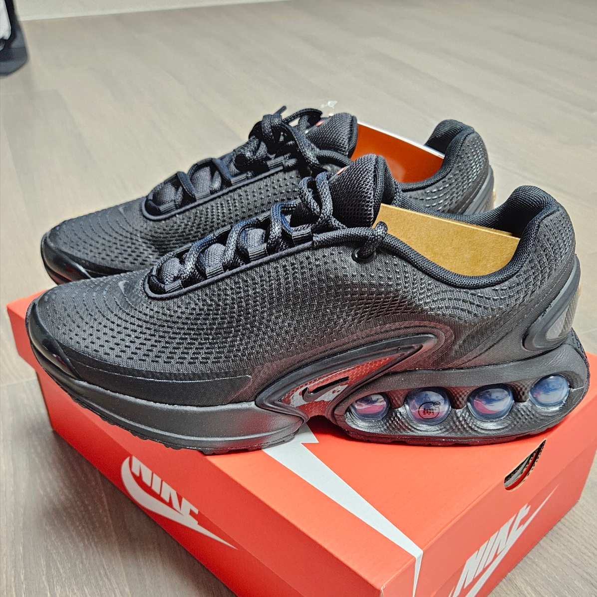 Nike Air Max Dn Black Grey 착용 스타일 - 1