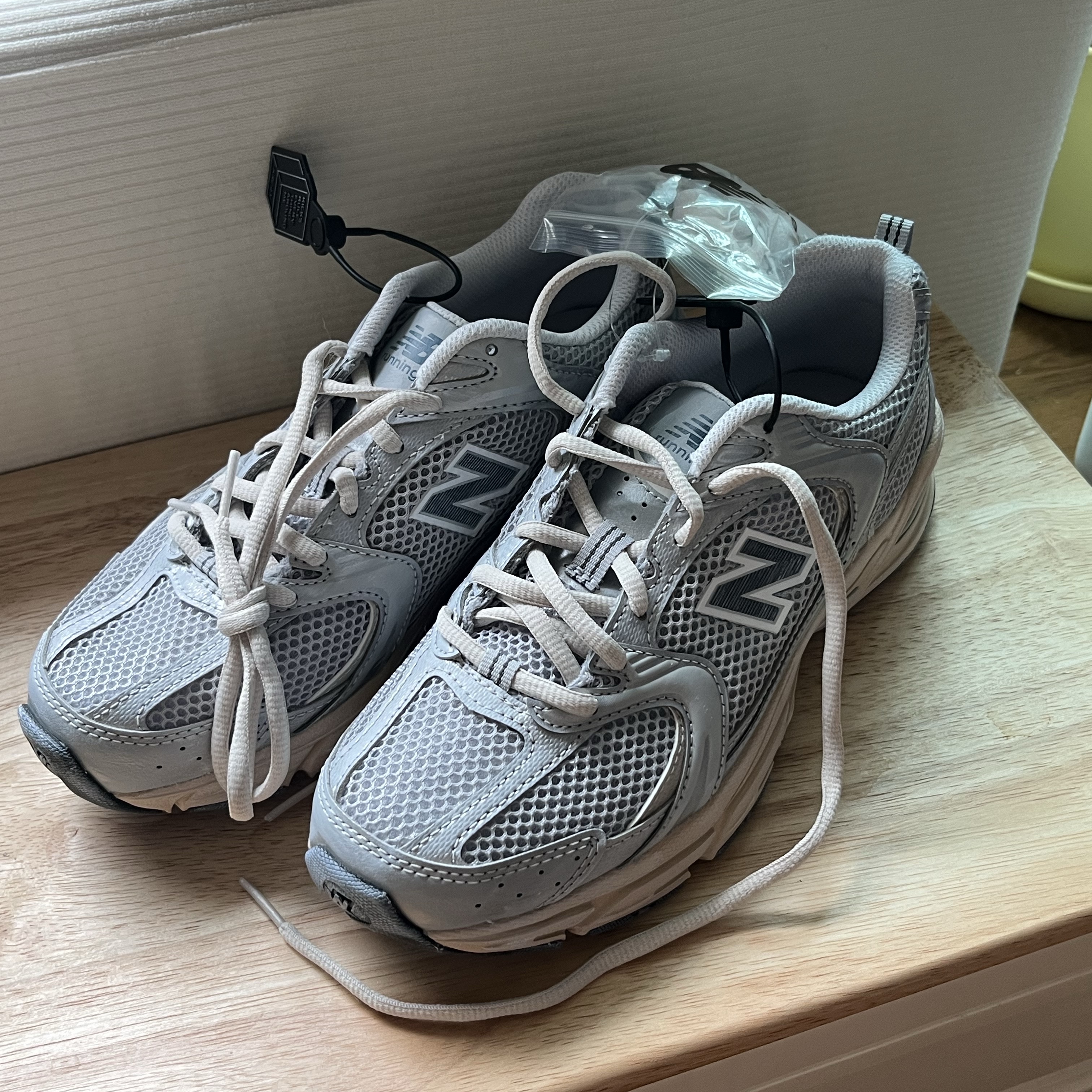 New Balance 530 Vintage Metallic Silver 착용 스타일 - 1