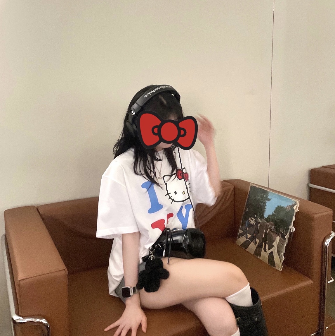 Open Yy x Hello Kitty T-Shirt White, Godashin Cats Keyring Black 착용 스타일 - 2