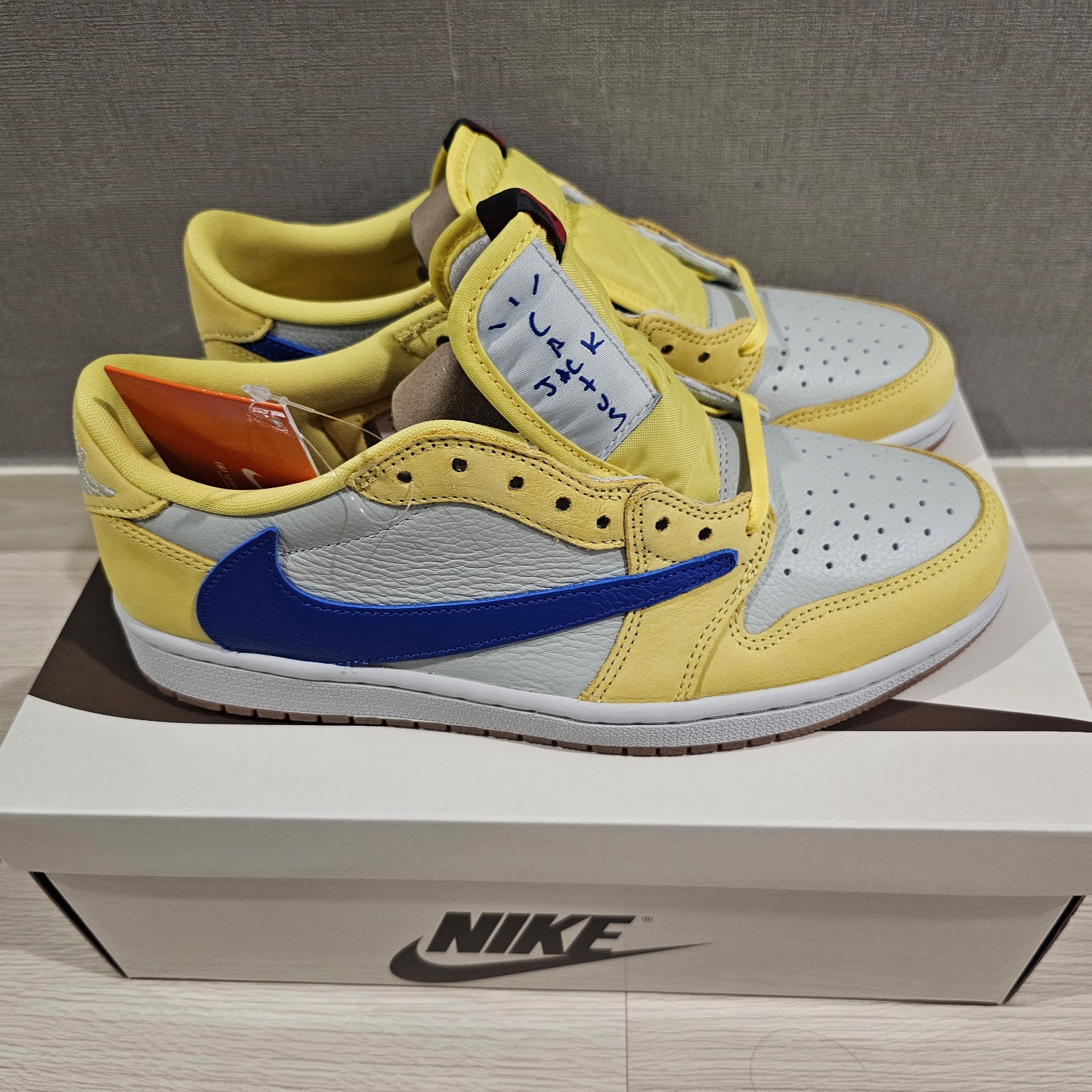 (W) Jordan 1 x Travis Scott Retro Low OG SP Canary 착용 스타일