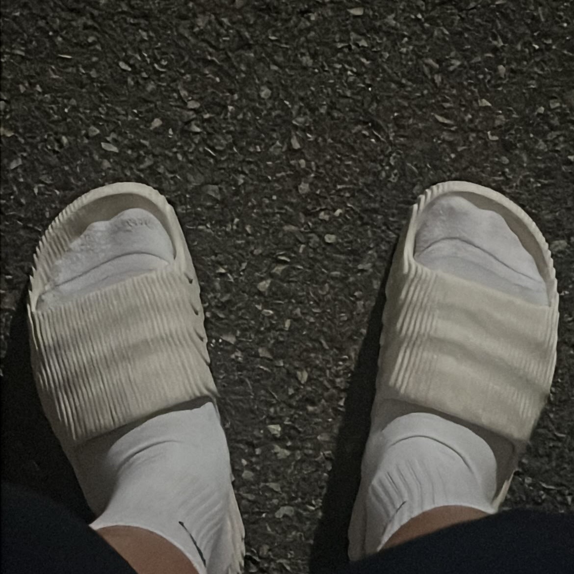 Adidas Adilette 22 Aluminium 착용 스타일 - 2