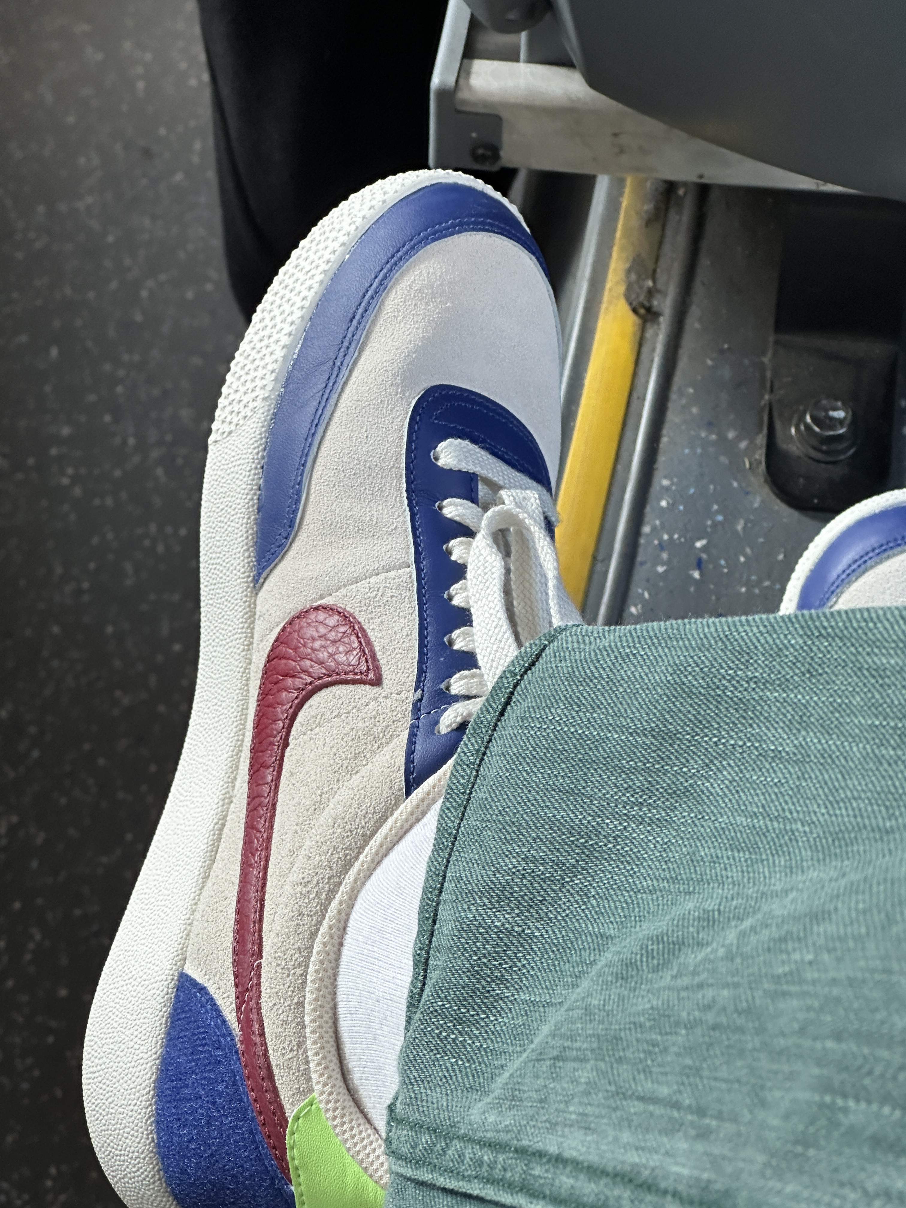 Nike Killshot OG Sail Deep Royal Blue Pomegranate 착용 스타일 - 2