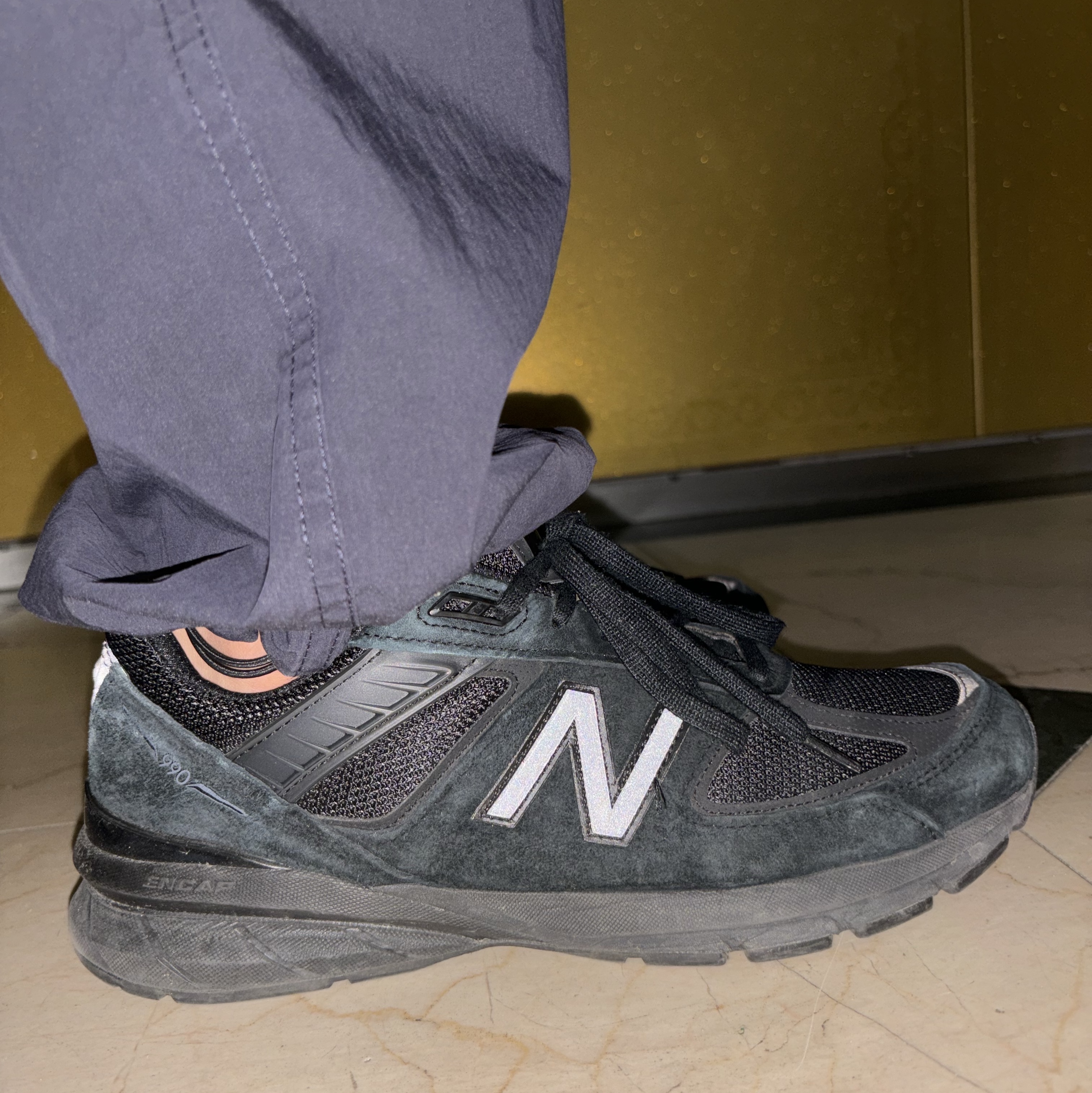 New Balance 990v5 Made in USA Triple Black - D Standard 착용 스타일