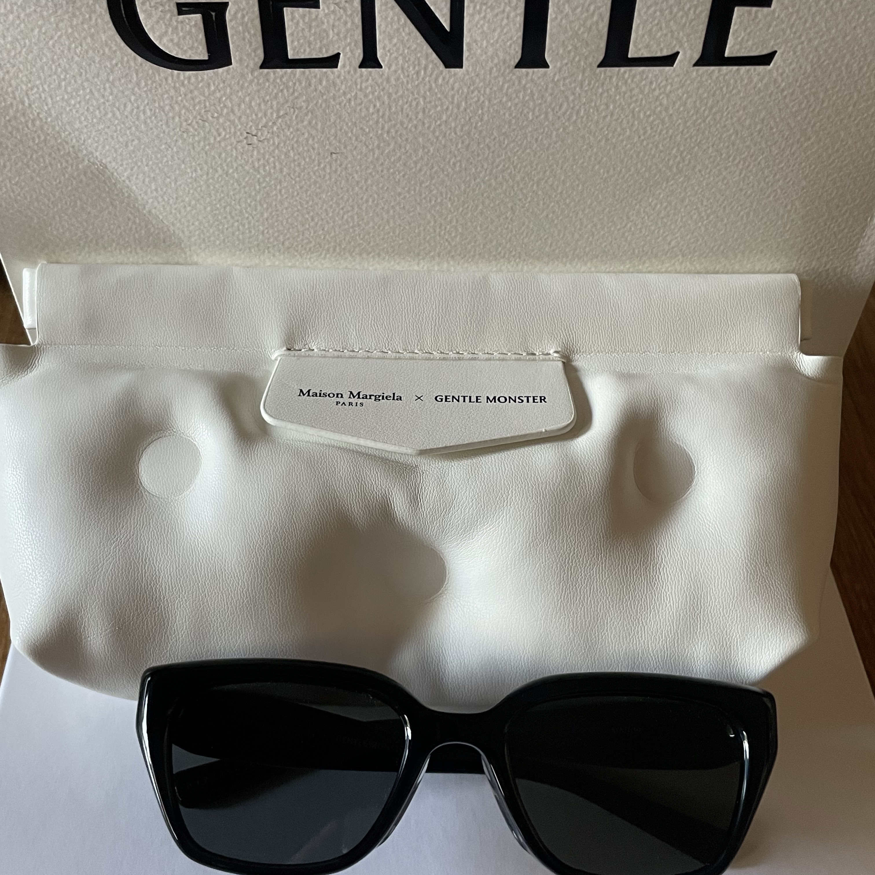 Gentle Monster x Maison Margiela MM109 Black Black 착용 스타일
