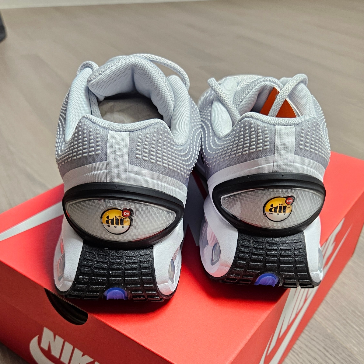 Nike Air Max Dn Pure Platinum Hyper Royal 착용 스타일 - 4