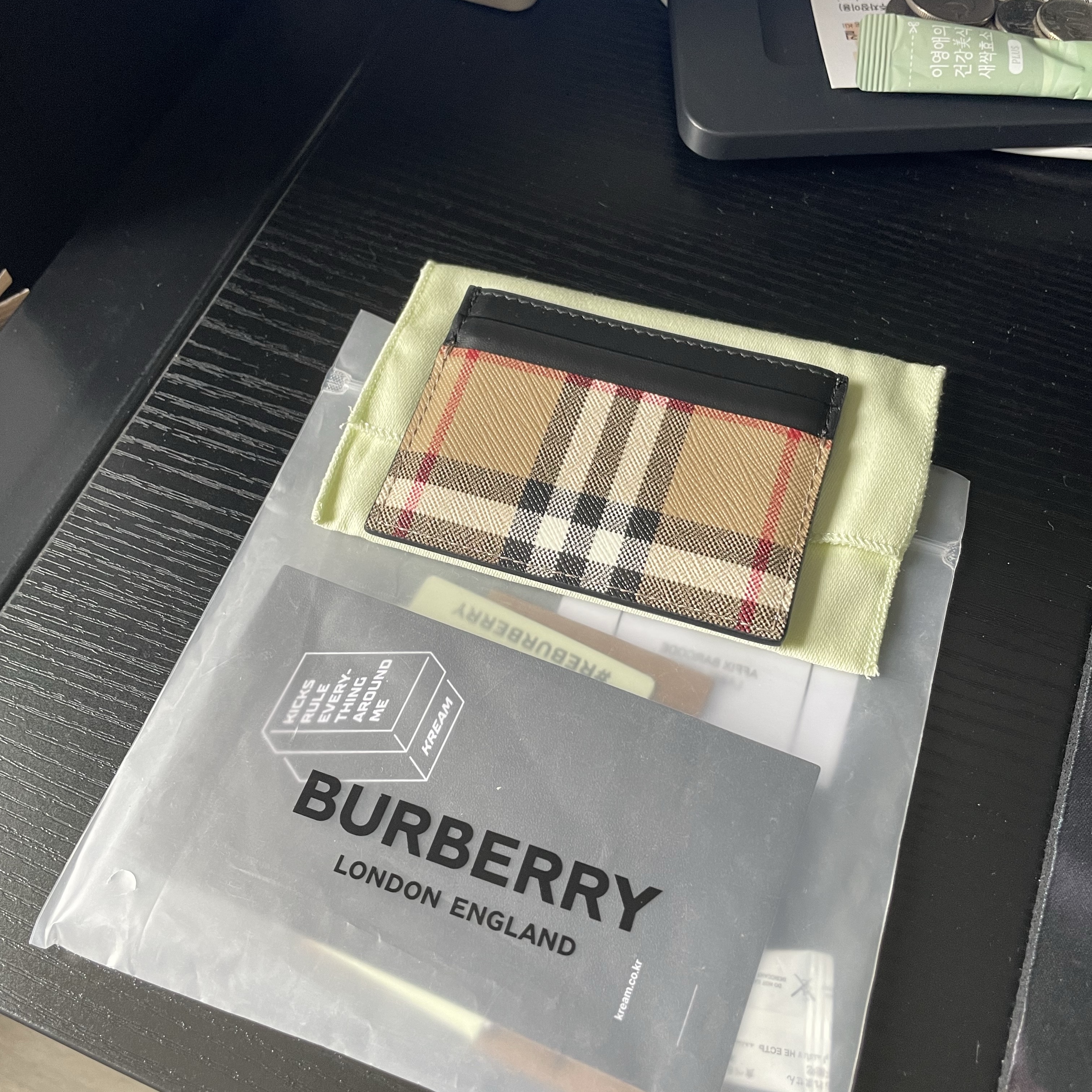 Burberry Vintage Check Leather Card Case Archive Beige Black 착용 스타일