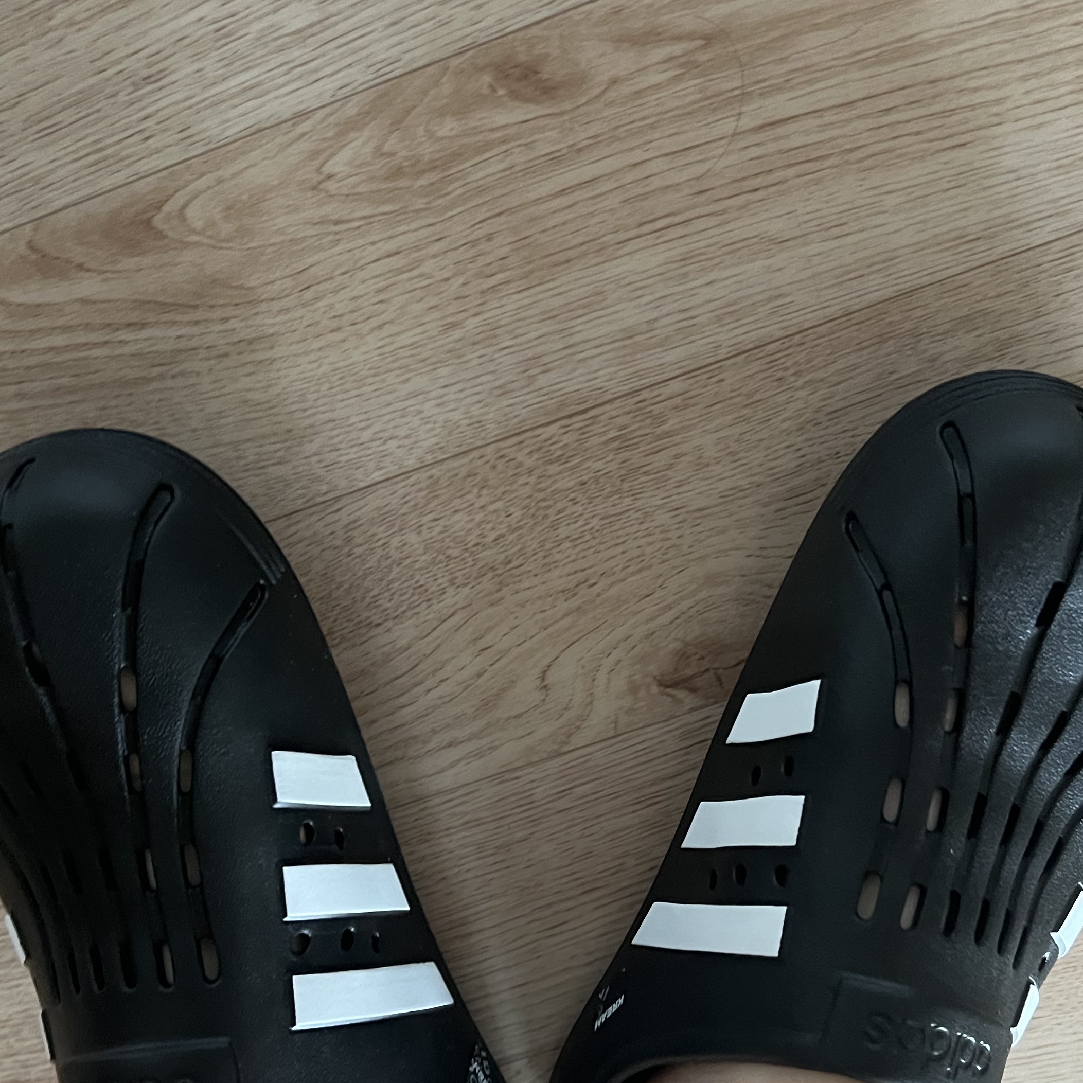 Adidas Adilette Clog Black White 착용 스타일