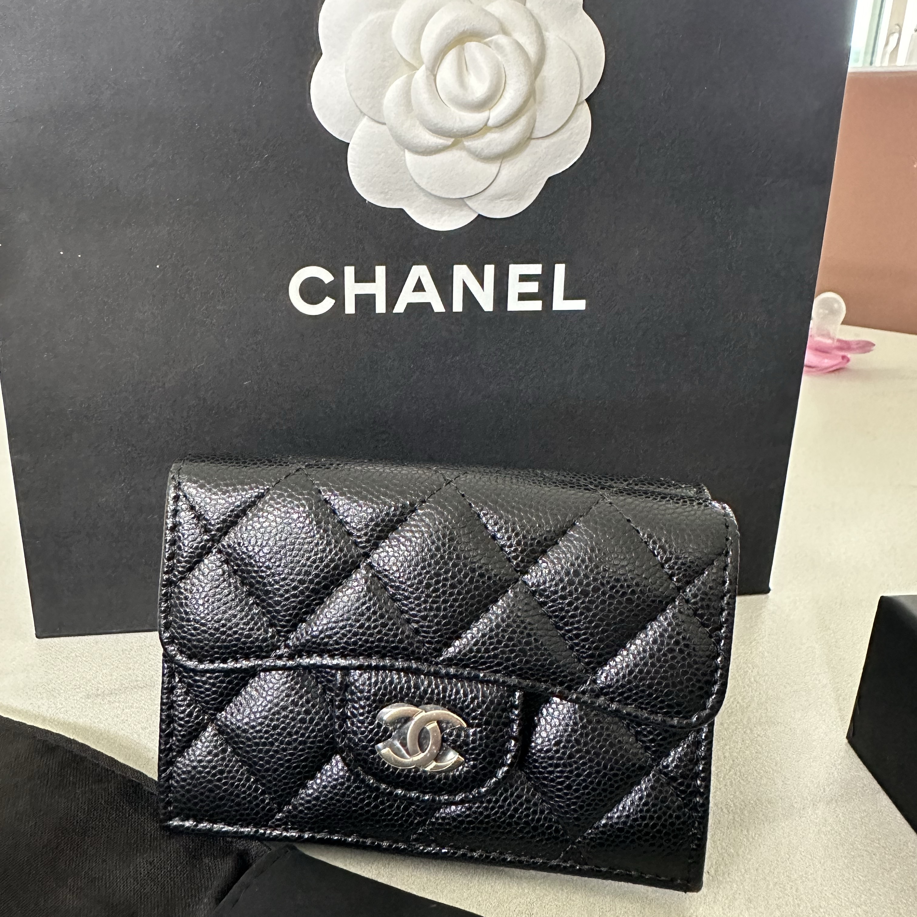 Chanel Classic Small Flap Wallet Grained Shiny Calfskin & Gold Black 착용 스타일