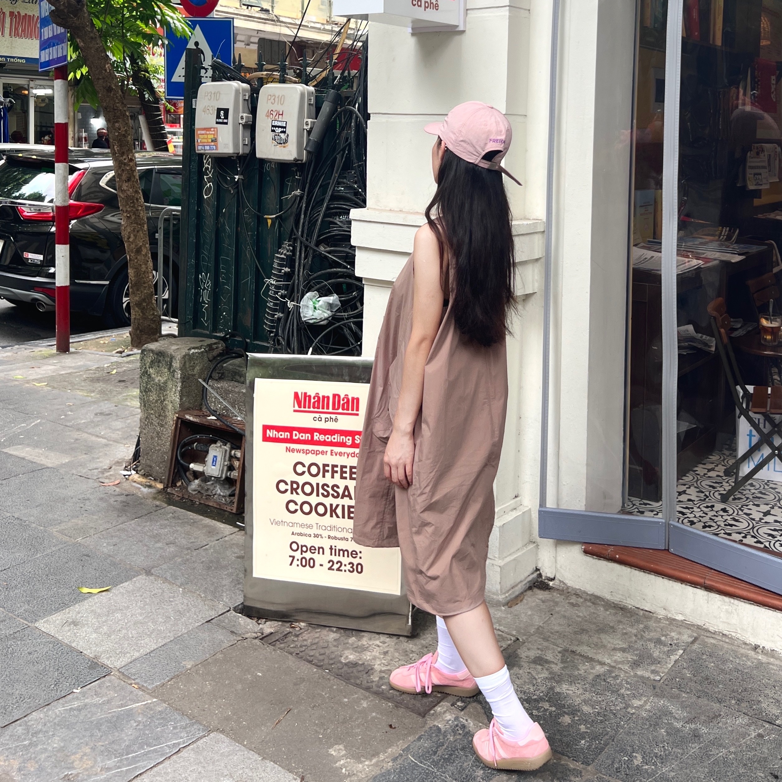 Adidas Bermuda Glow Pink 착용 스타일 - 2