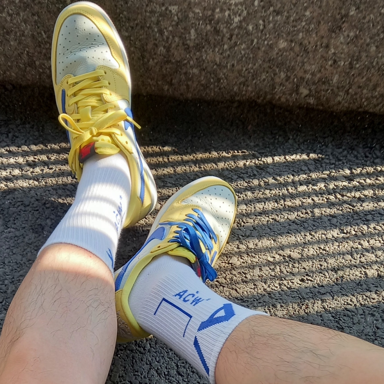 Jordan 1 x Trophy Room Retro Low OG SP Sail Varsity Red, Nike x Supreme SB Dunk Low Hyper Blue 착용 스타일 - 3
