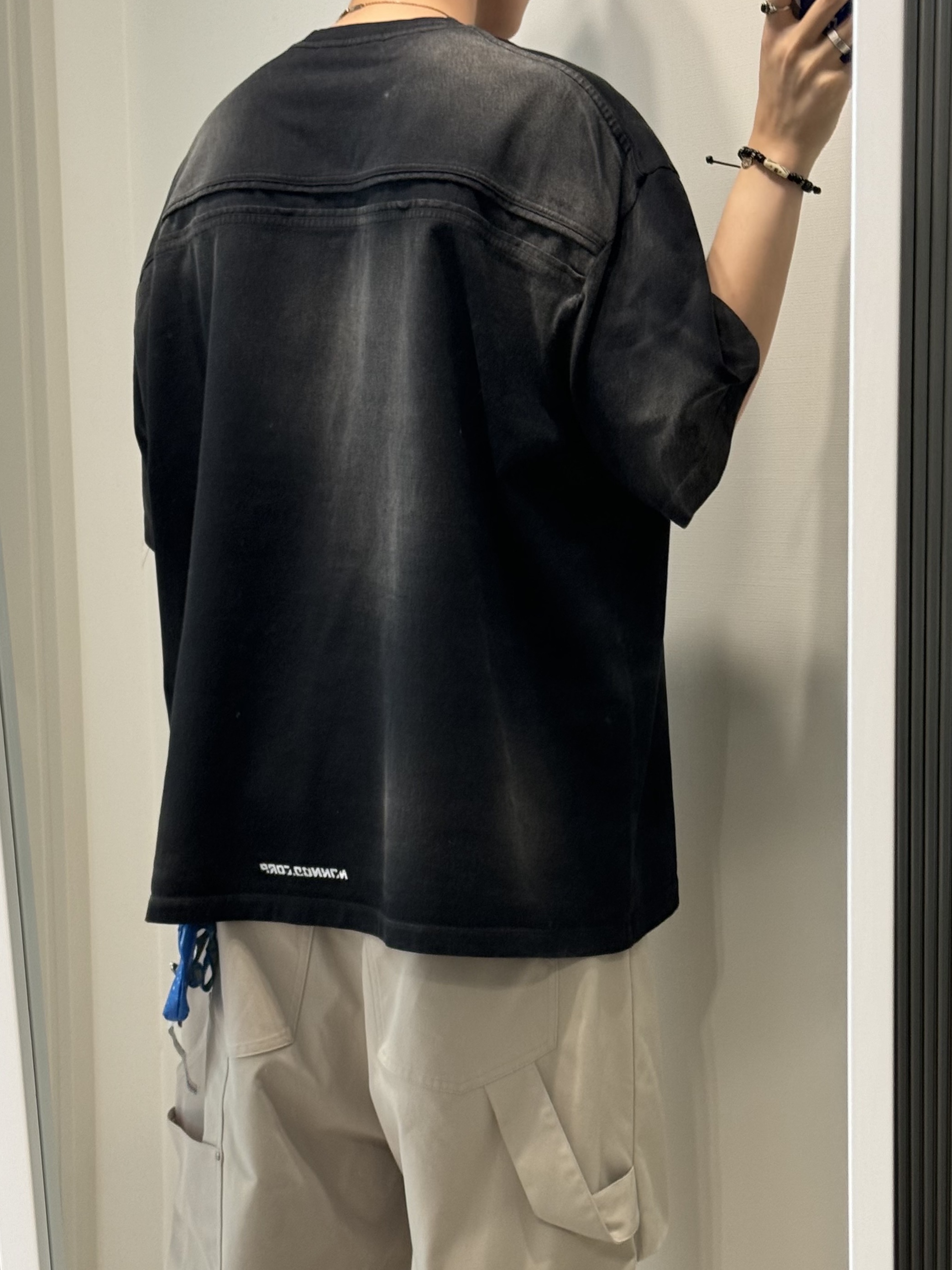 Nonnod Alpine Carpenter Shorts Beige, Nonnod Back Detail T-shirt Washed Black 착용 스타일 - 3