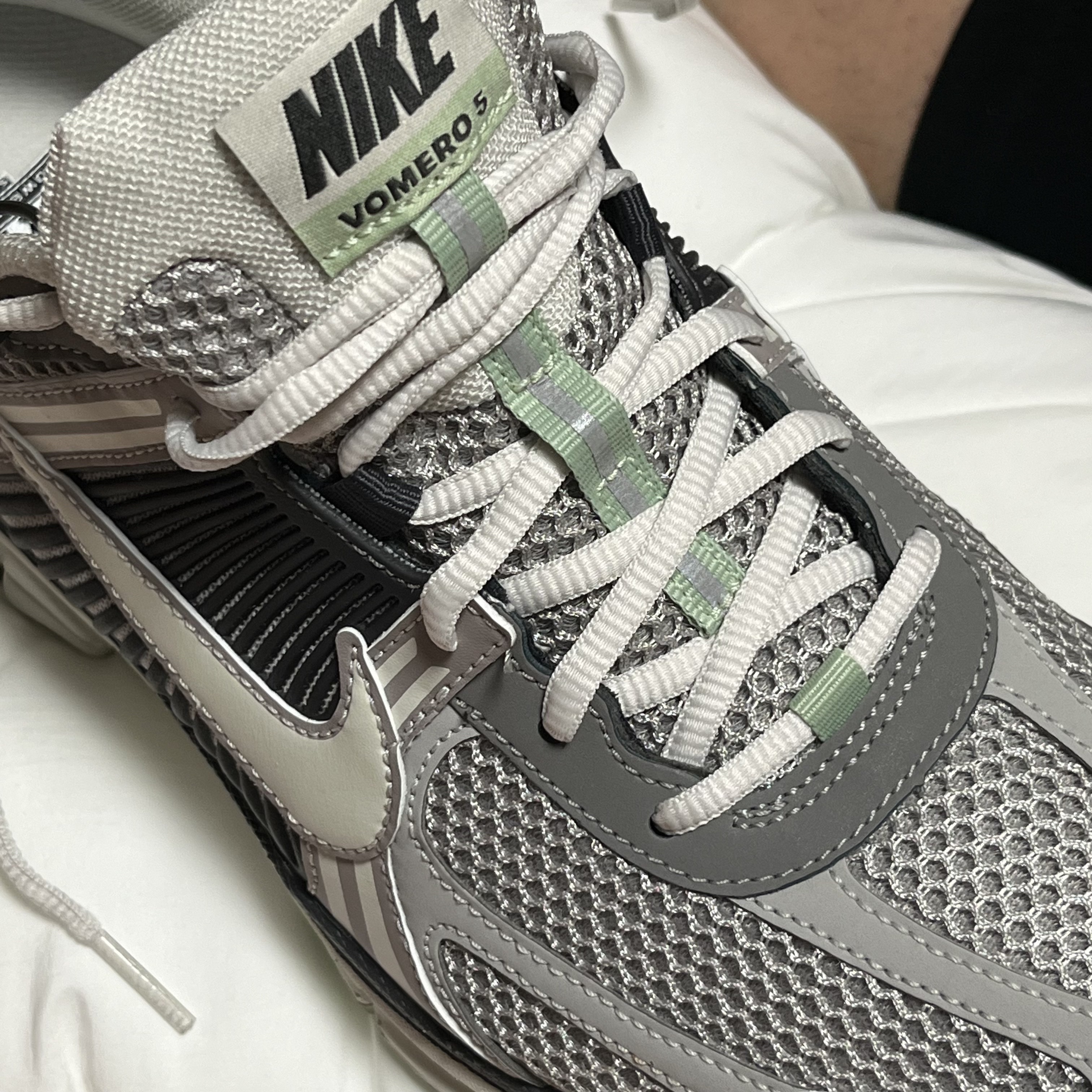 (W) Nike Zoom Vomero 5 Cobblestone and Flat Pewter 착용 스타일