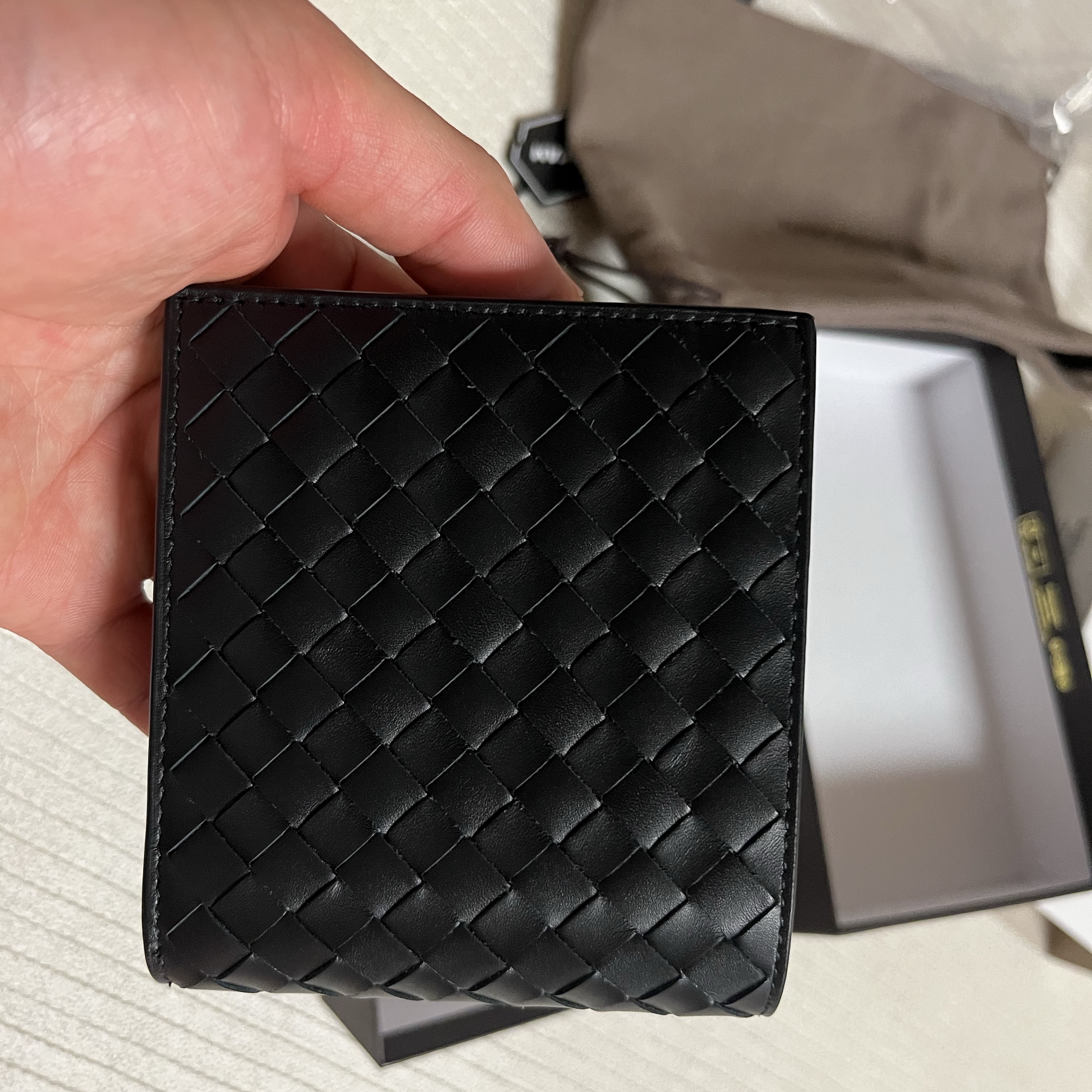Bottega Veneta Bi-Fold Wallet Black 착용 스타일 - 2