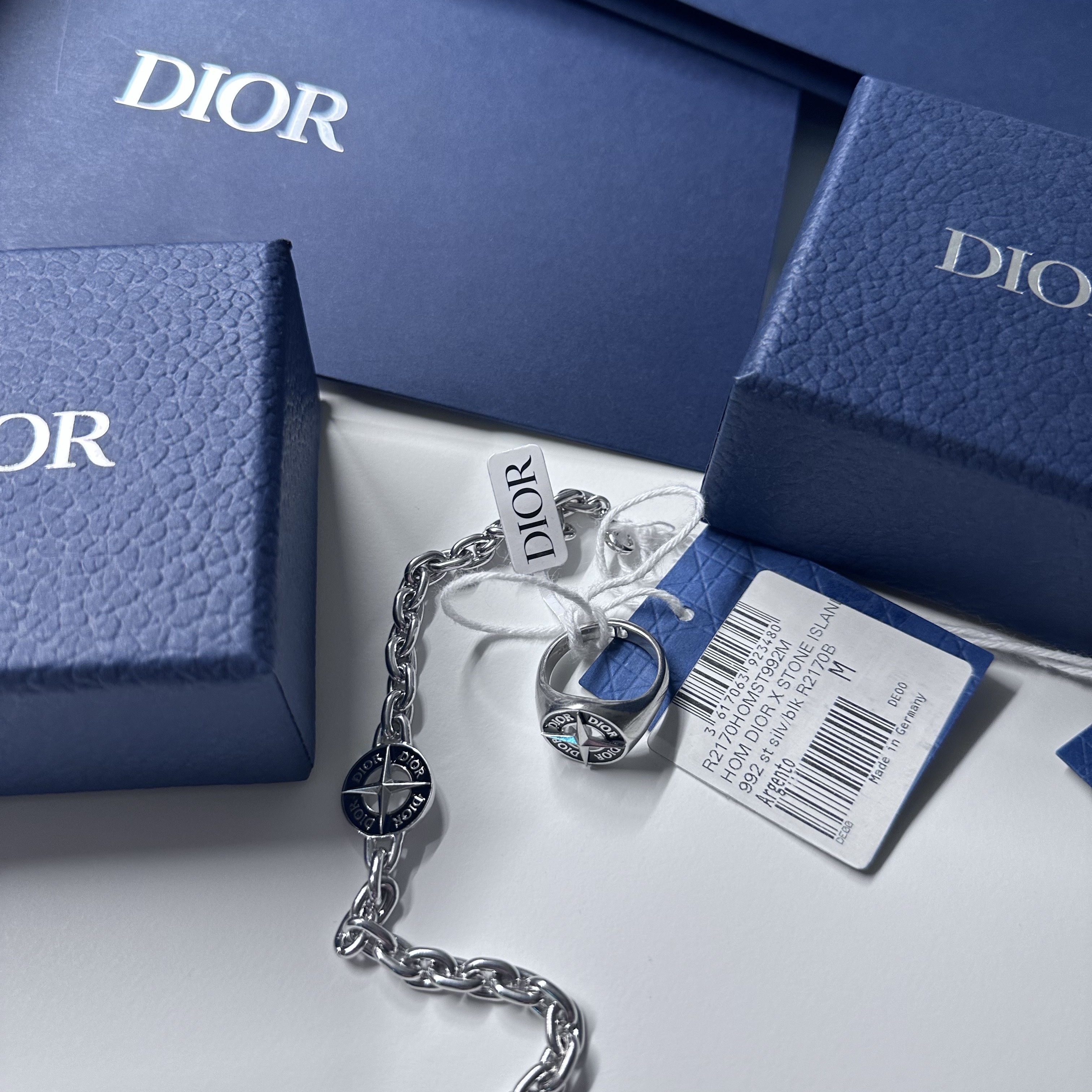 Dior x Stone Island Bracelet Brass and Black Resin Silver-Finish, Dior x Stone Island Signet Ring and Black Resin Silver 착용 스타일
