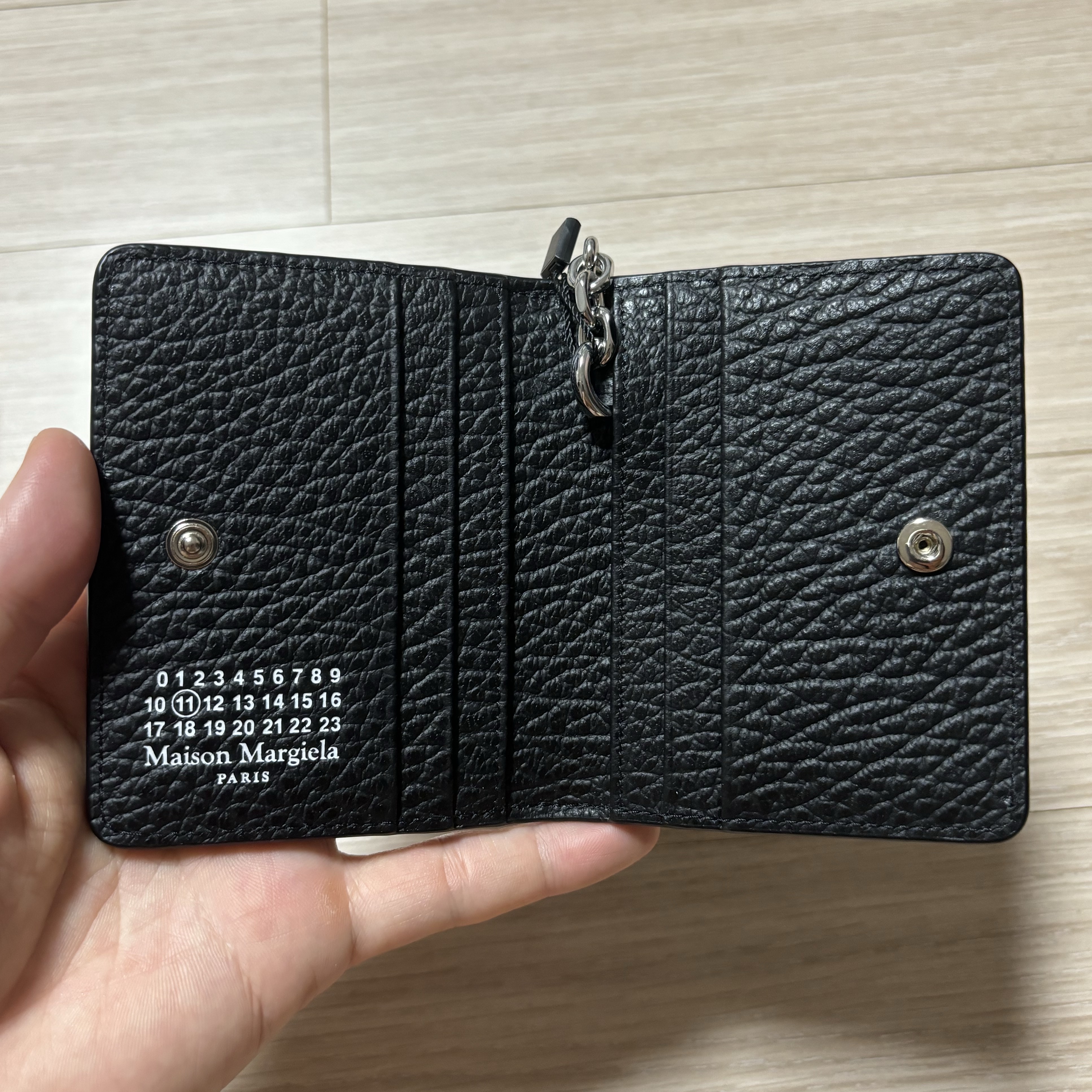 Maison Margiela Keyring Wallet Black 착용 스타일 - 2