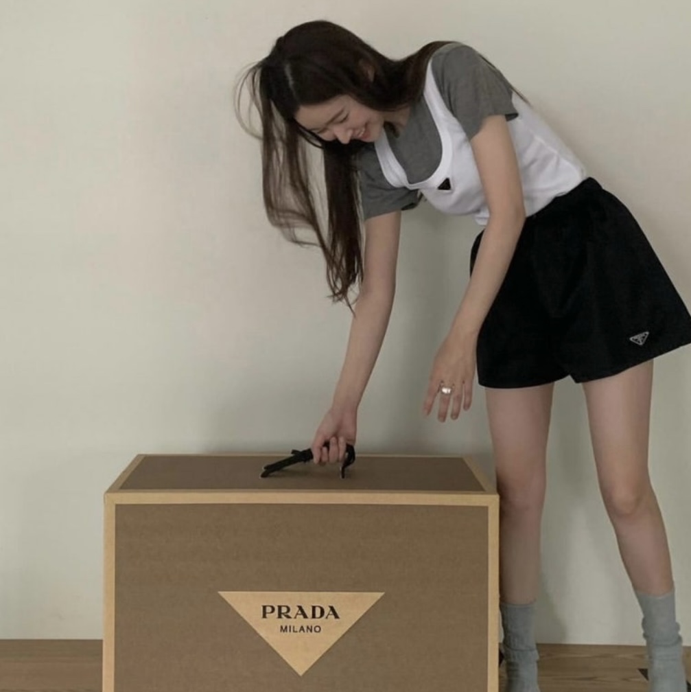 (W) Prada Raffia Bucket Hat Black, Prada Raffia Tote Bag with Logo Black 착용 스타일 - 3