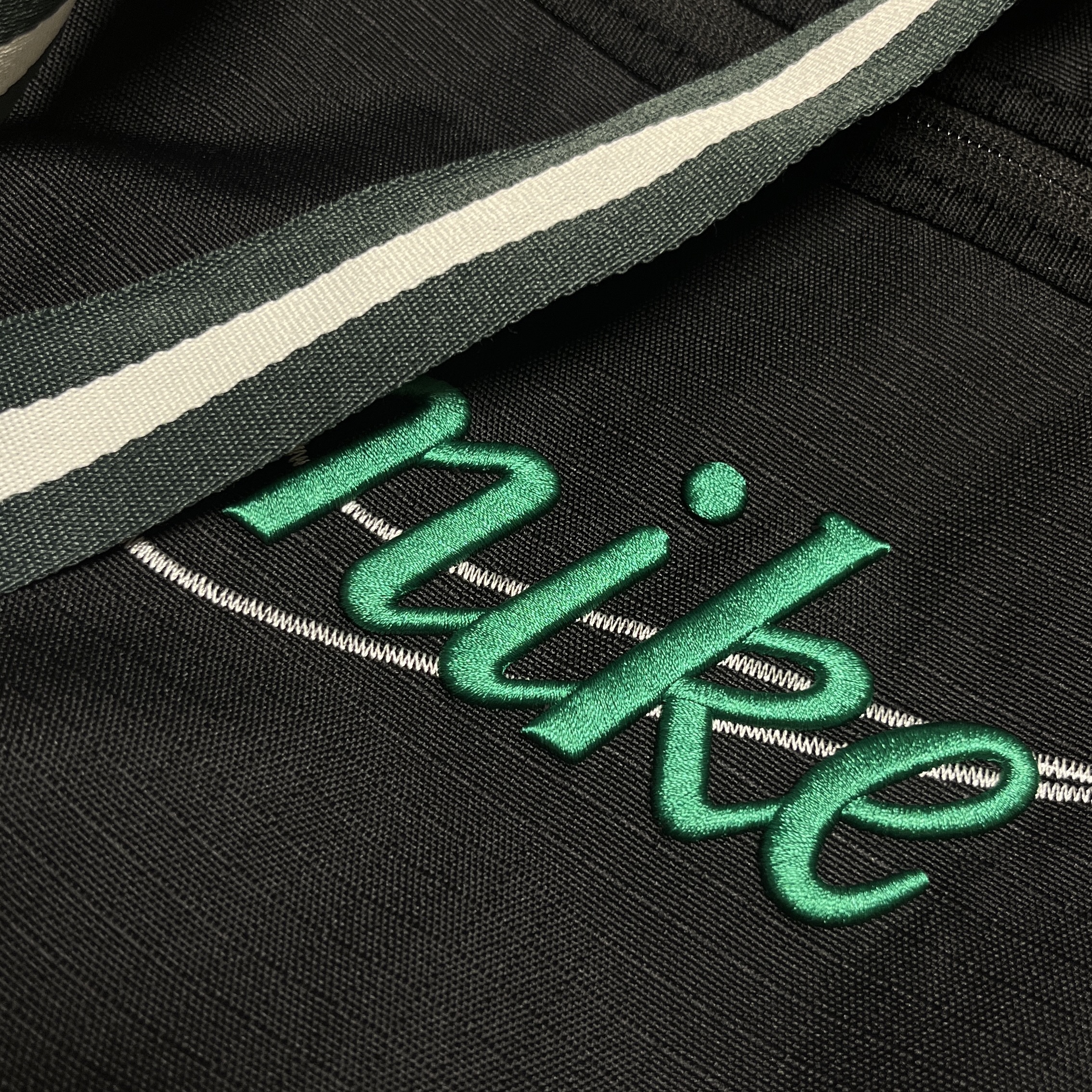 Nike Gym Club Training Bag 24L Black Vintage Green 착용 스타일 - 1
