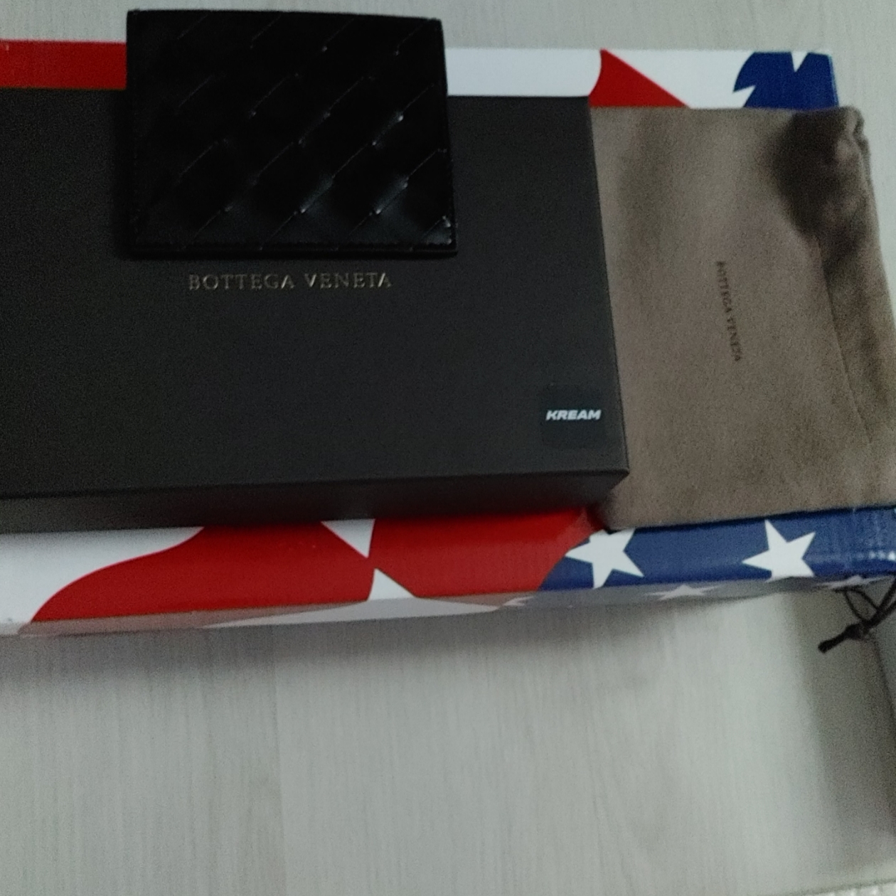 Bottega Veneta Card Case Black 착용 스타일