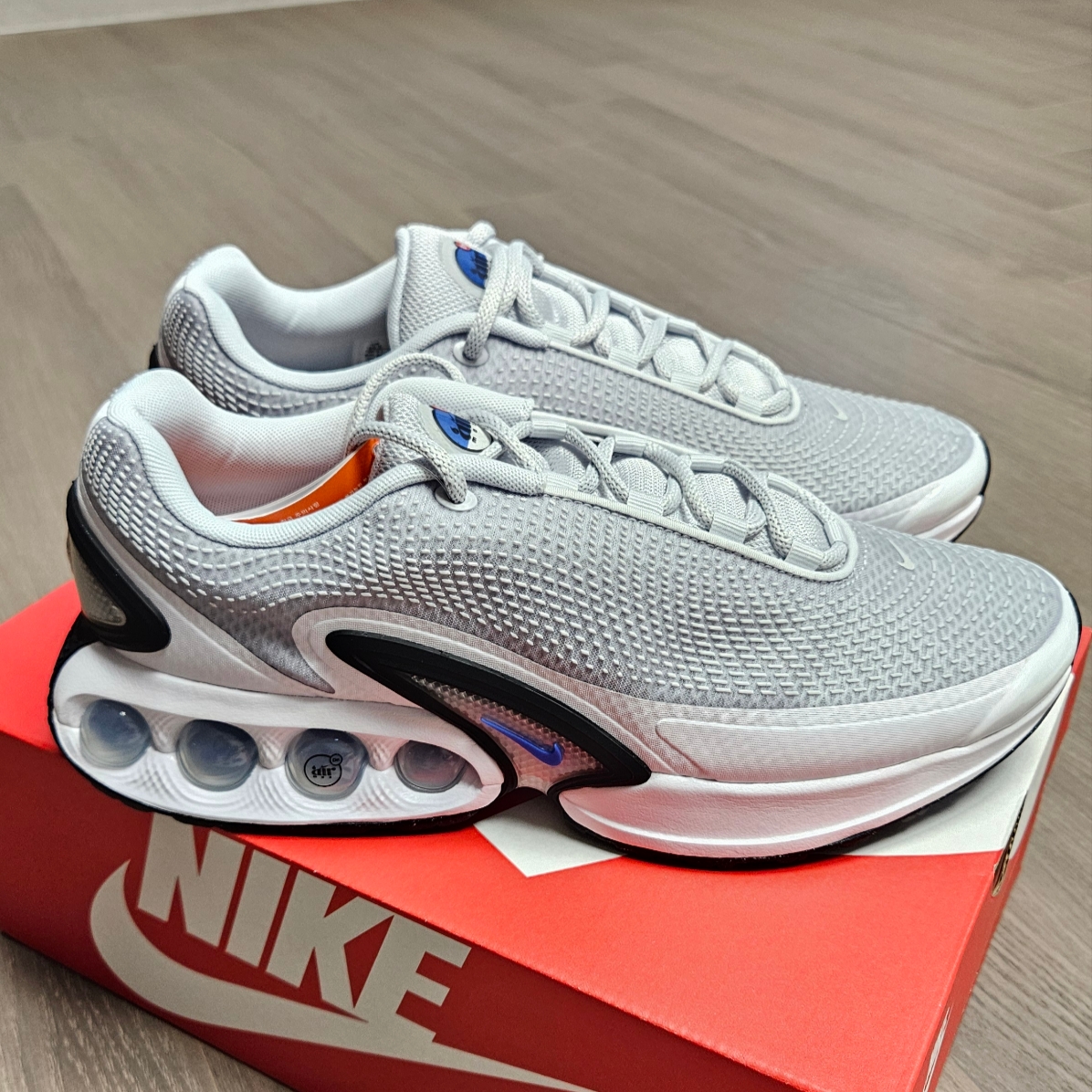 Nike Air Max Dn Pure Platinum Hyper Royal 착용 스타일 - 3