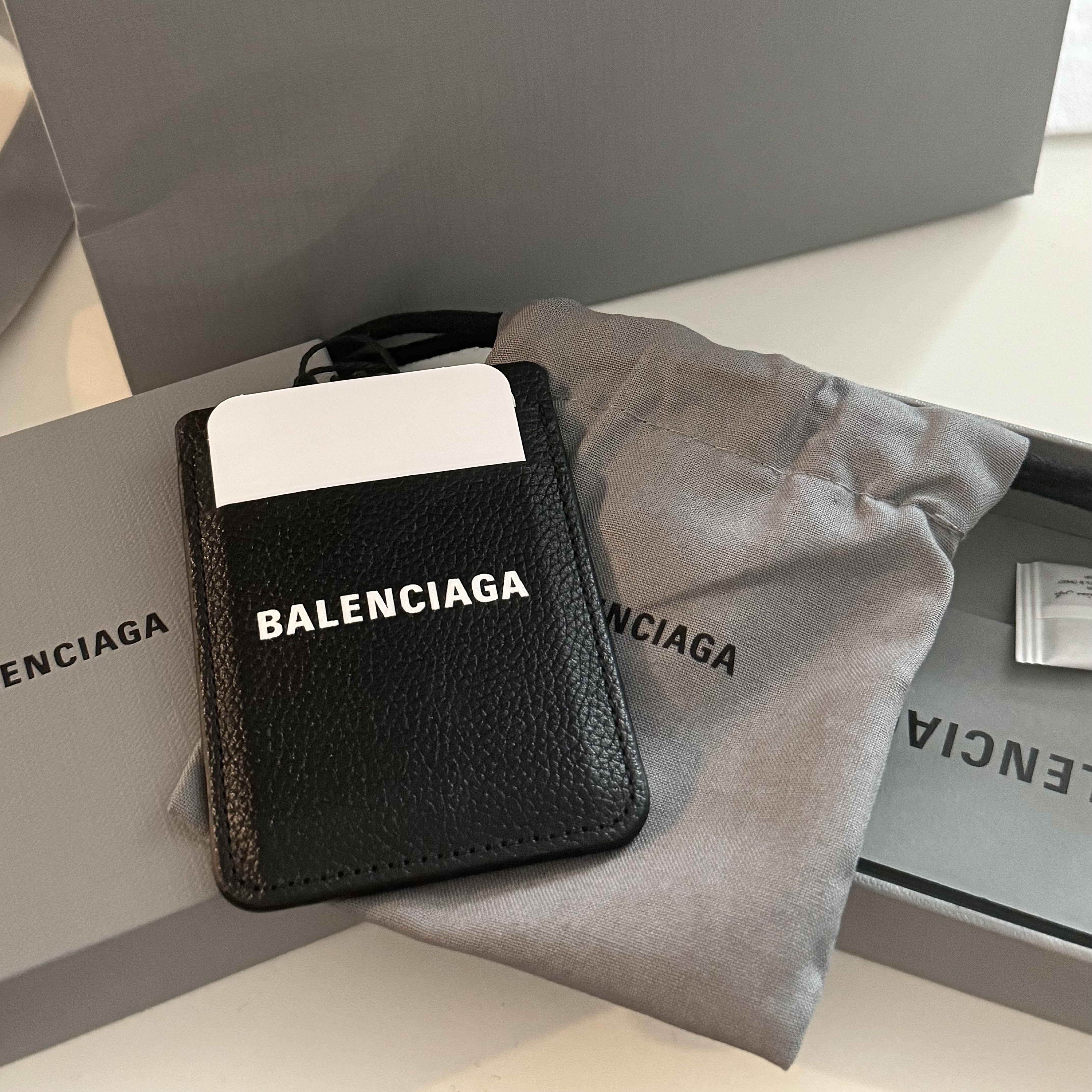 Balenciaga Grained Calfskin Cash Magnetic Card Holder Black White 착용 스타일 - 1