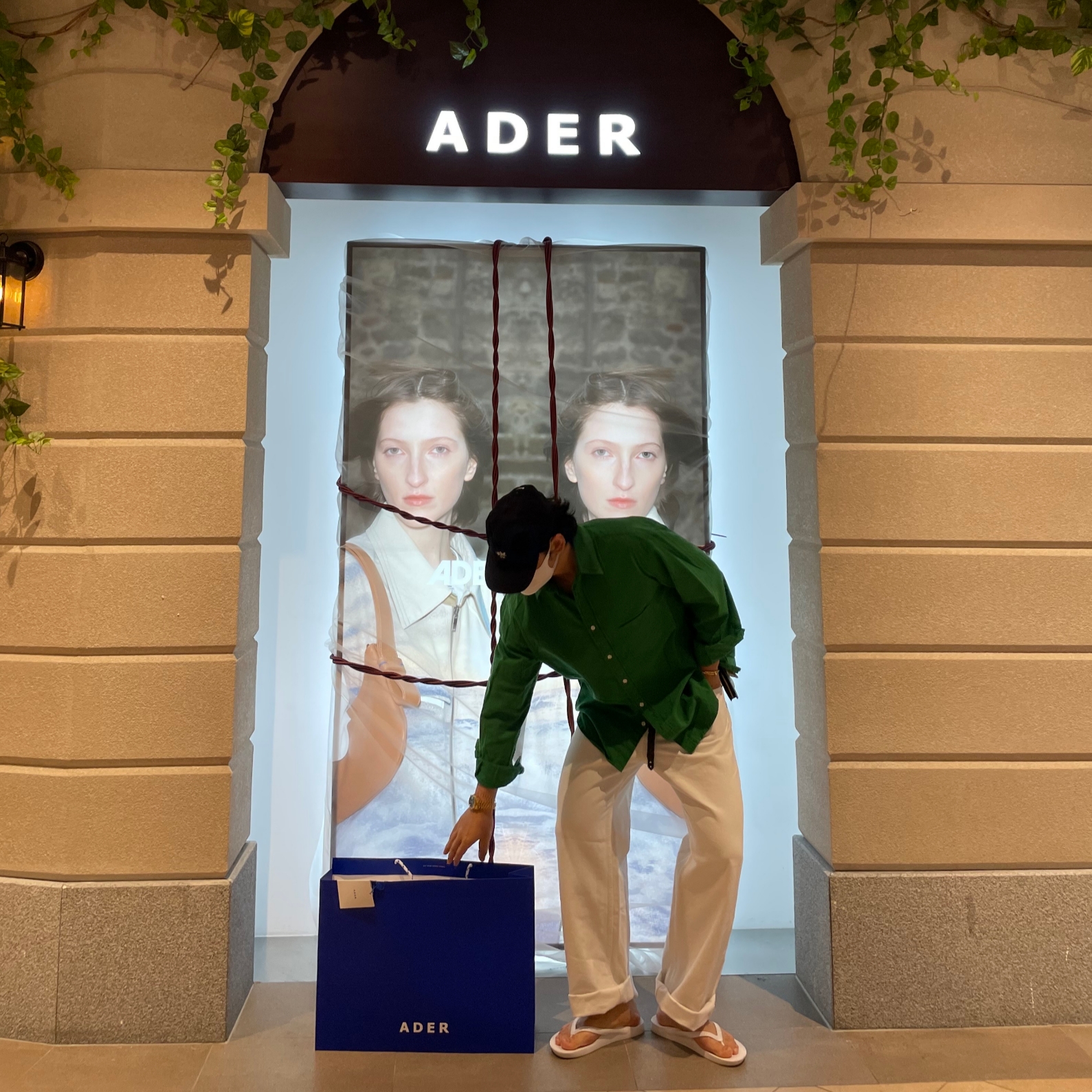 ARCHIES Arch Support Flip Flops White, Ader Error x Disney Donald Duck T-Shirt 01 Off White 착용 스타일 - 1