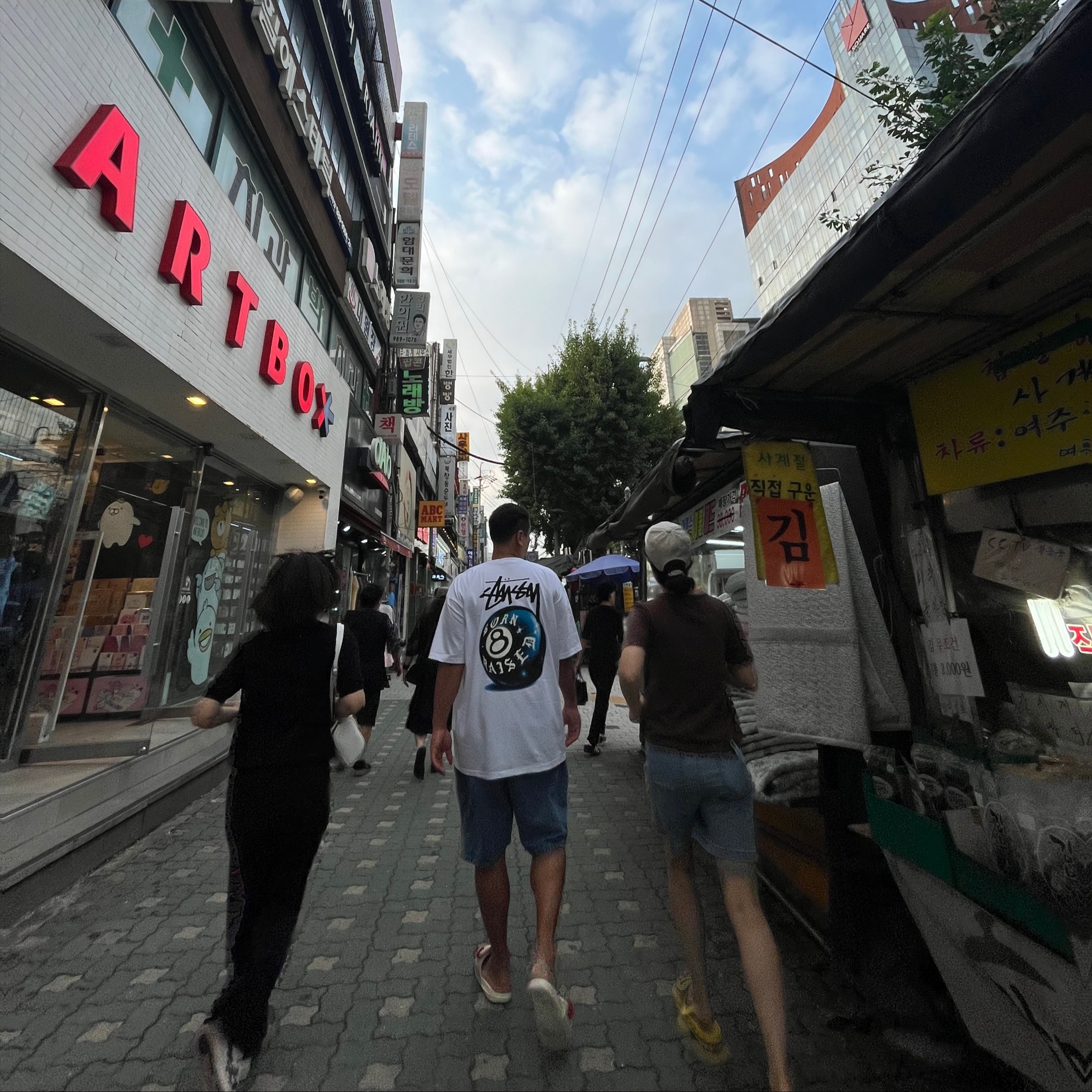 Stussy x Born X Raised 8 Ball T-Shirt White, (W) Nike Offcourt Adjust Slide Sanddrift Picante Red 착용 스타일 - 1