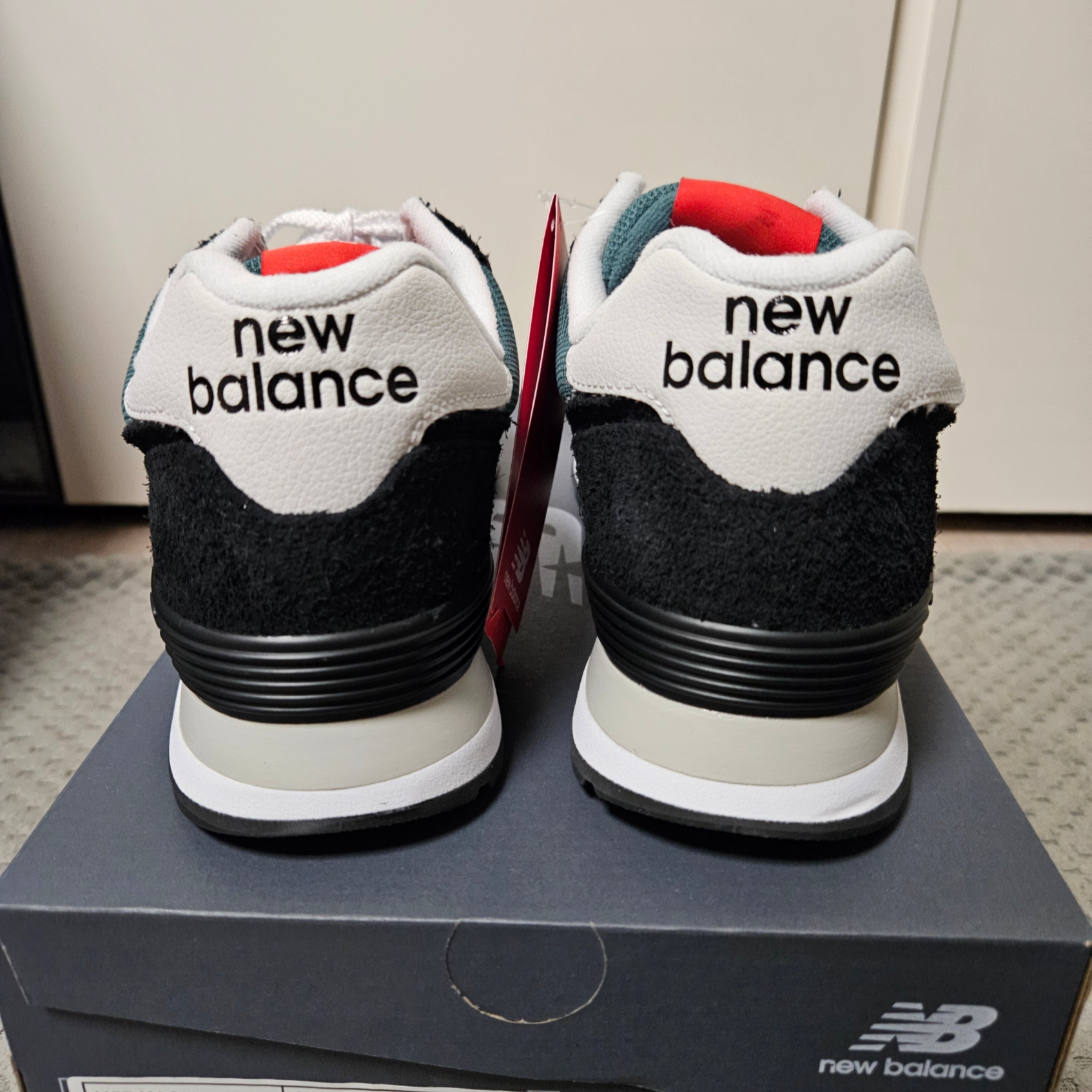 New Balance 574 Black Grey Matter 착용 스타일 - 3