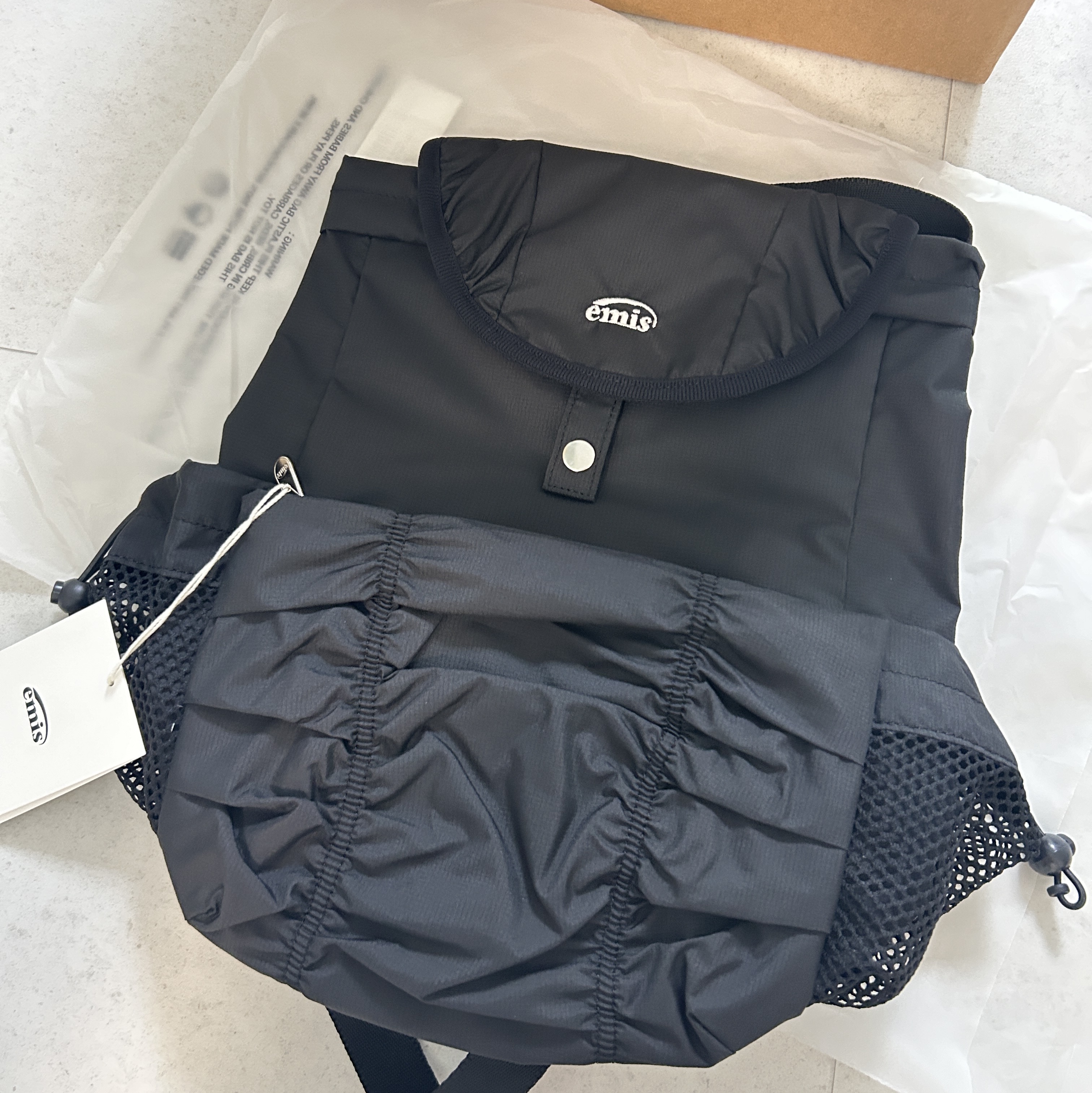 Emis Shirring Backpack Black 착용 스타일