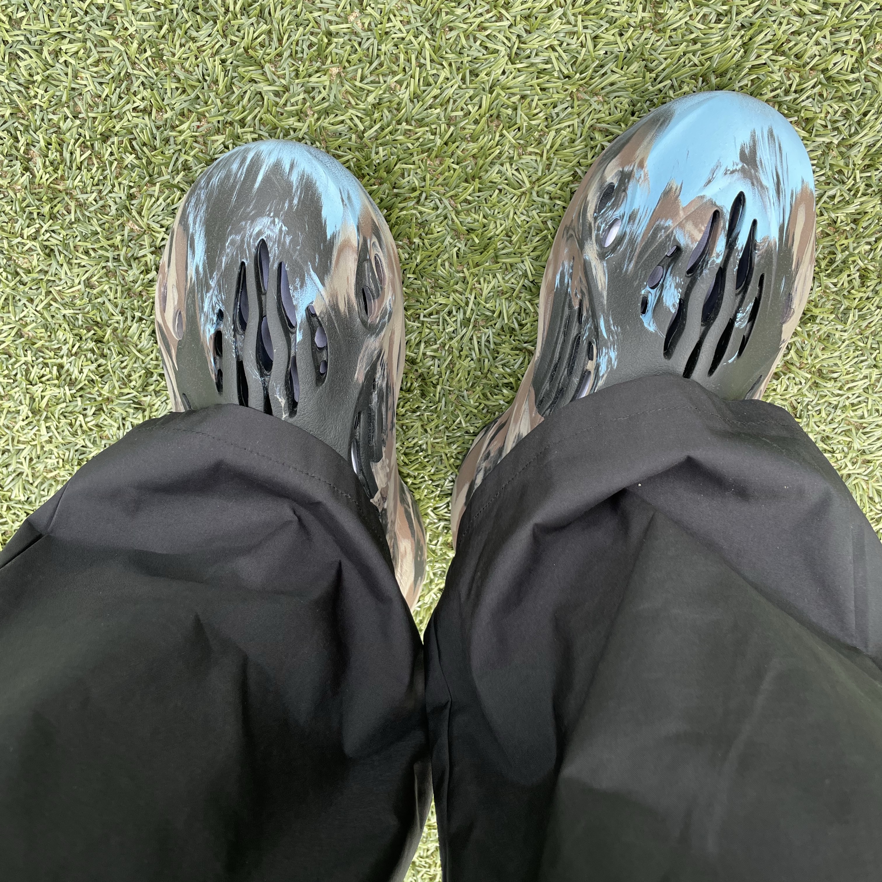 Adidas Yeezy Foam RNNR MX Cinder 착용 스타일