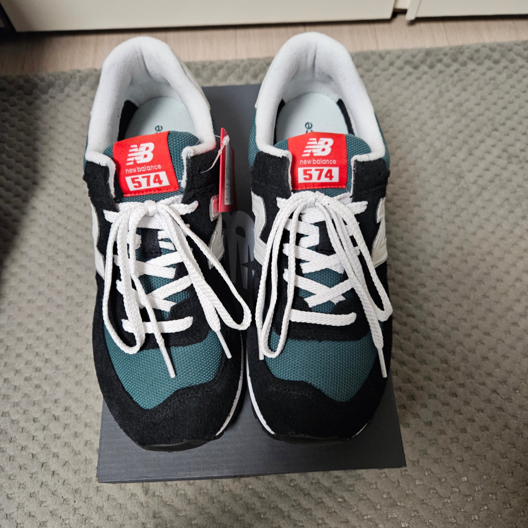 New Balance 574 Black Grey Matter 착용 스타일 - 1