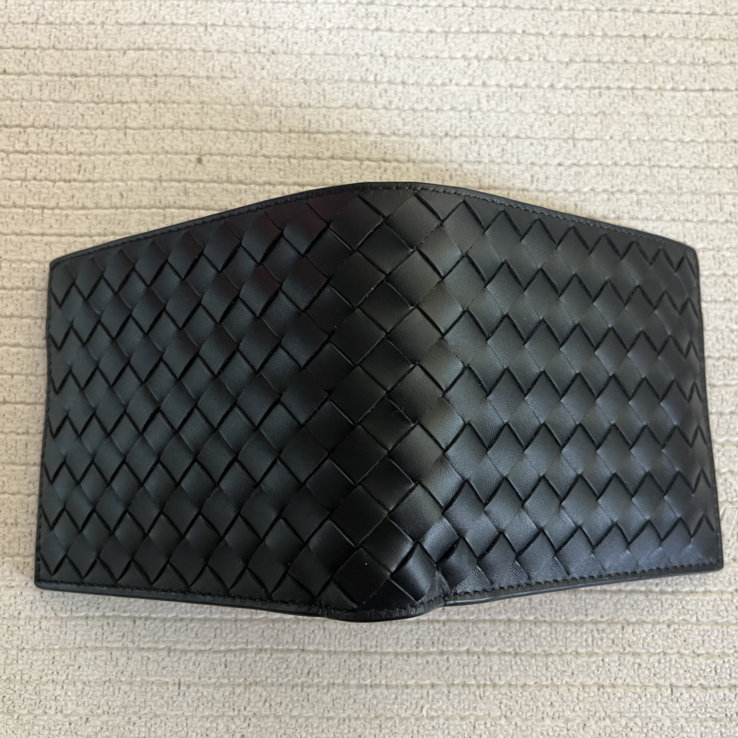Bottega Veneta Bi-Fold Wallet Black 착용 스타일 - 1