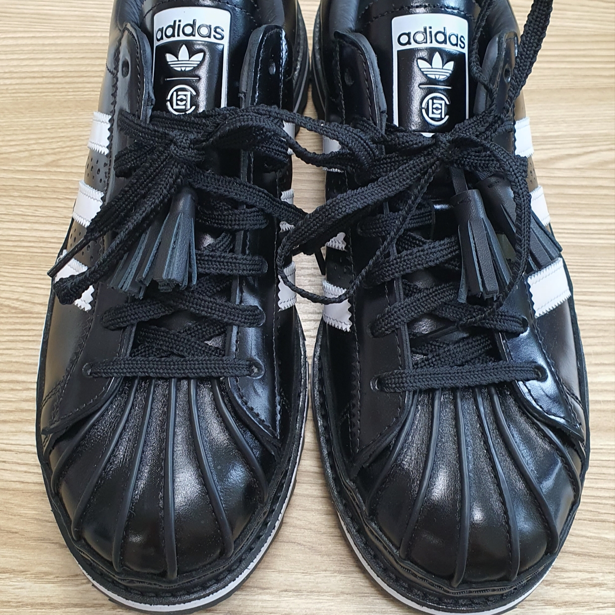 Adidas x Clot Superstar Core Black Cloud White 착용 스타일 - 2