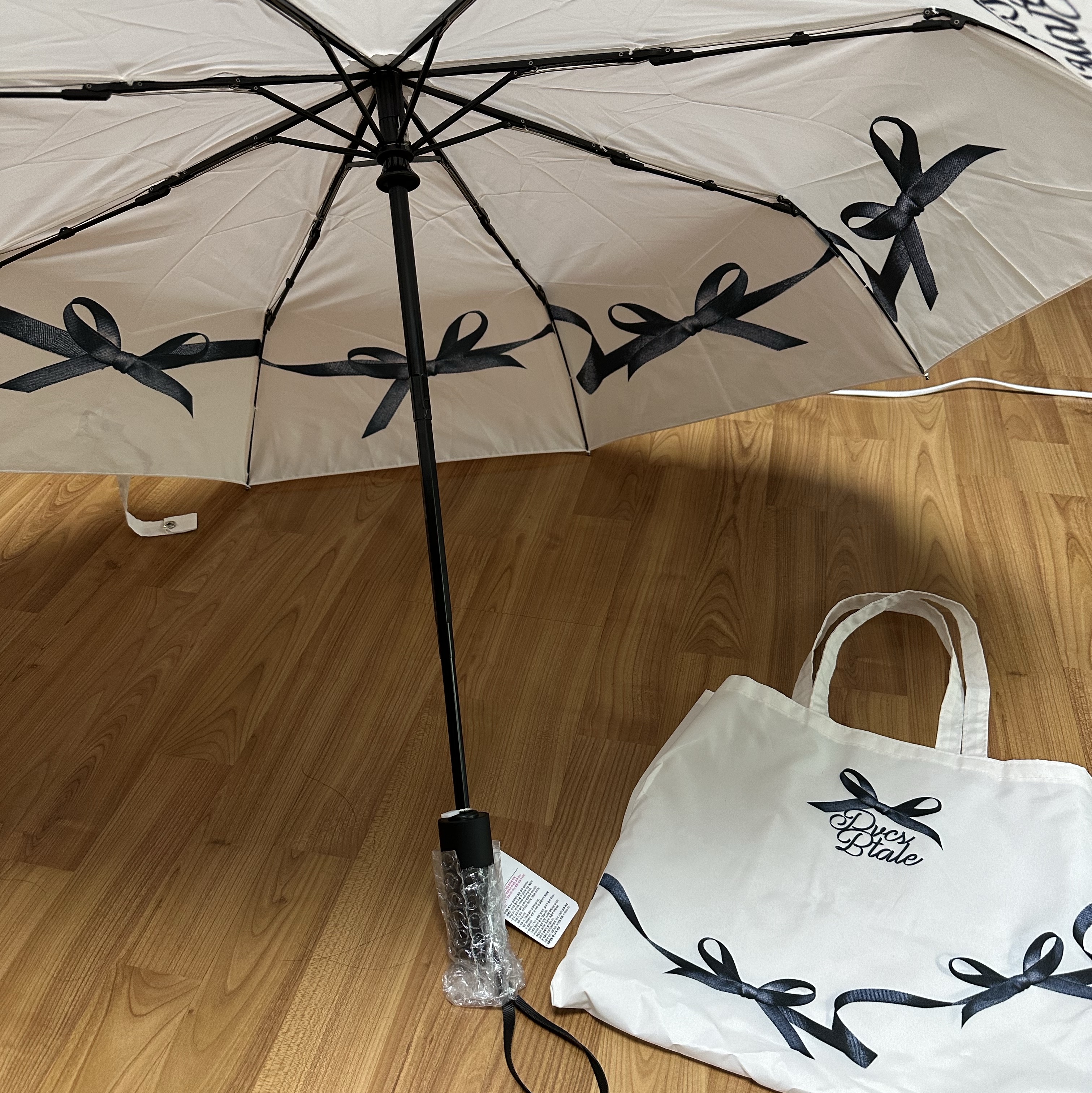 [KREAM 단독] PVCS x Bloomingtale Ribbon Point Folding Umbrella+Eco Bag Cover 착용 스타일