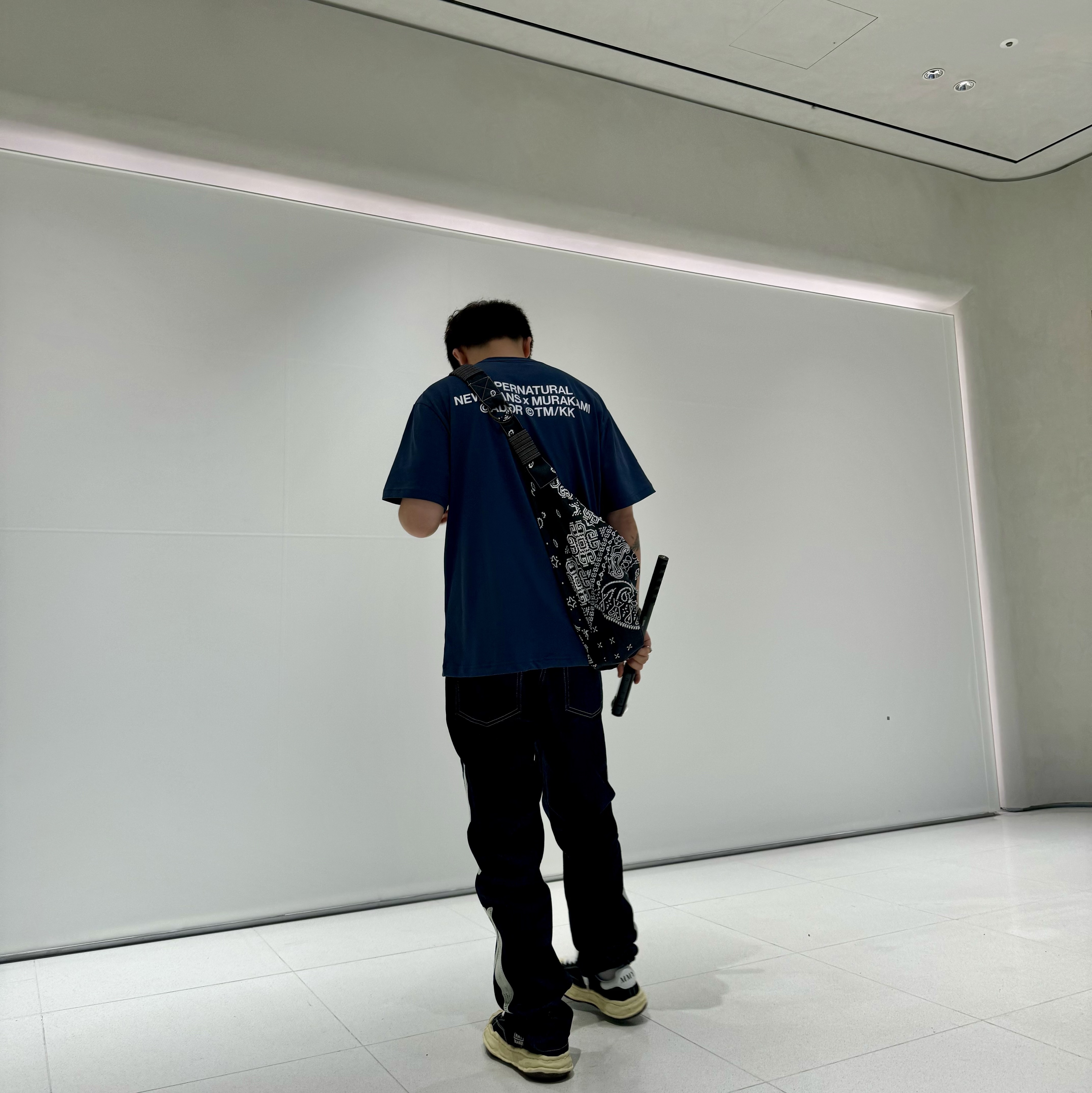 NewJeans x Murakami T-Shirt Navy, Kapital Gauze Bandana Beach Snuffkin Bag Purple Navy 착용 스타일 - 1