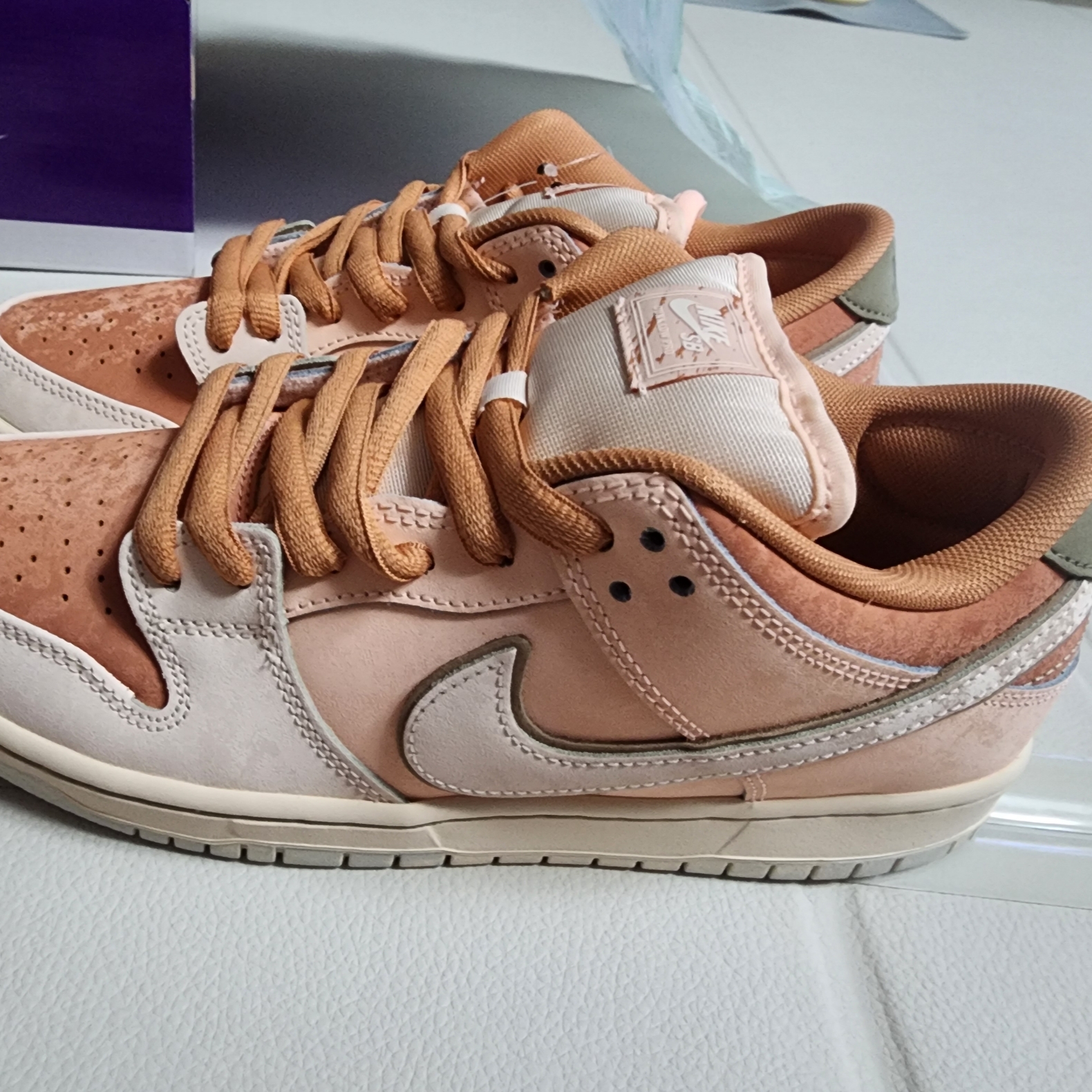 Nike SB Dunk Low Pro Crimson Tint and Amber Brown 착용 스타일 - 2
