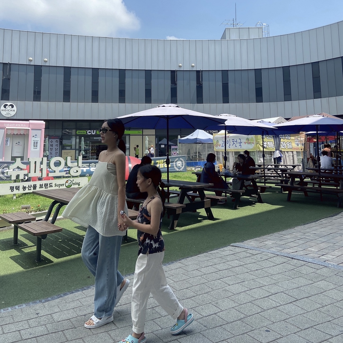 (W) Celine Triomphe 01 Sunglasses in Acetate Black, (W) Chanel Sandals Grained Calfskin & White 착용 스타일 - 1