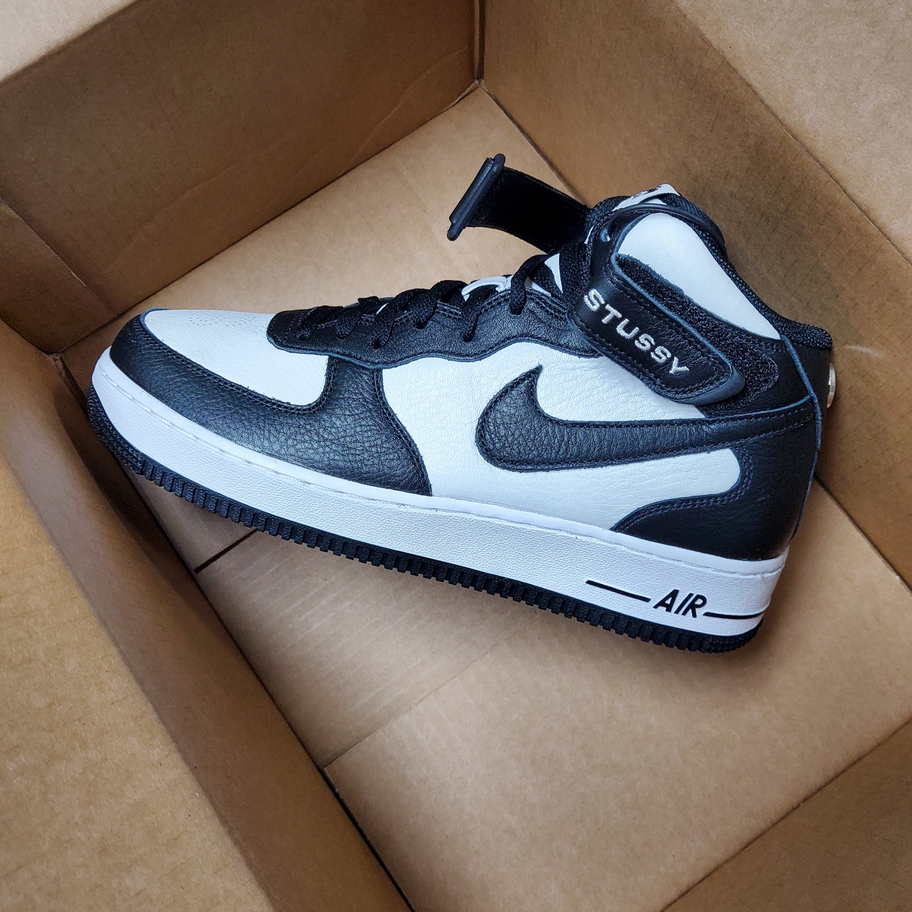 Nike x Stussy Air Force 1 '07 Mid SP Black and Light Bone 착용 스타일 - 2