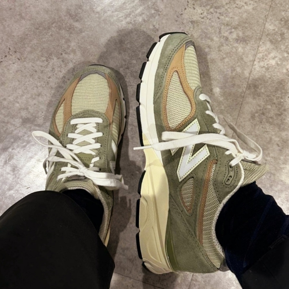 New Balance 990v4 Made in USA Olive Incense 착용 스타일