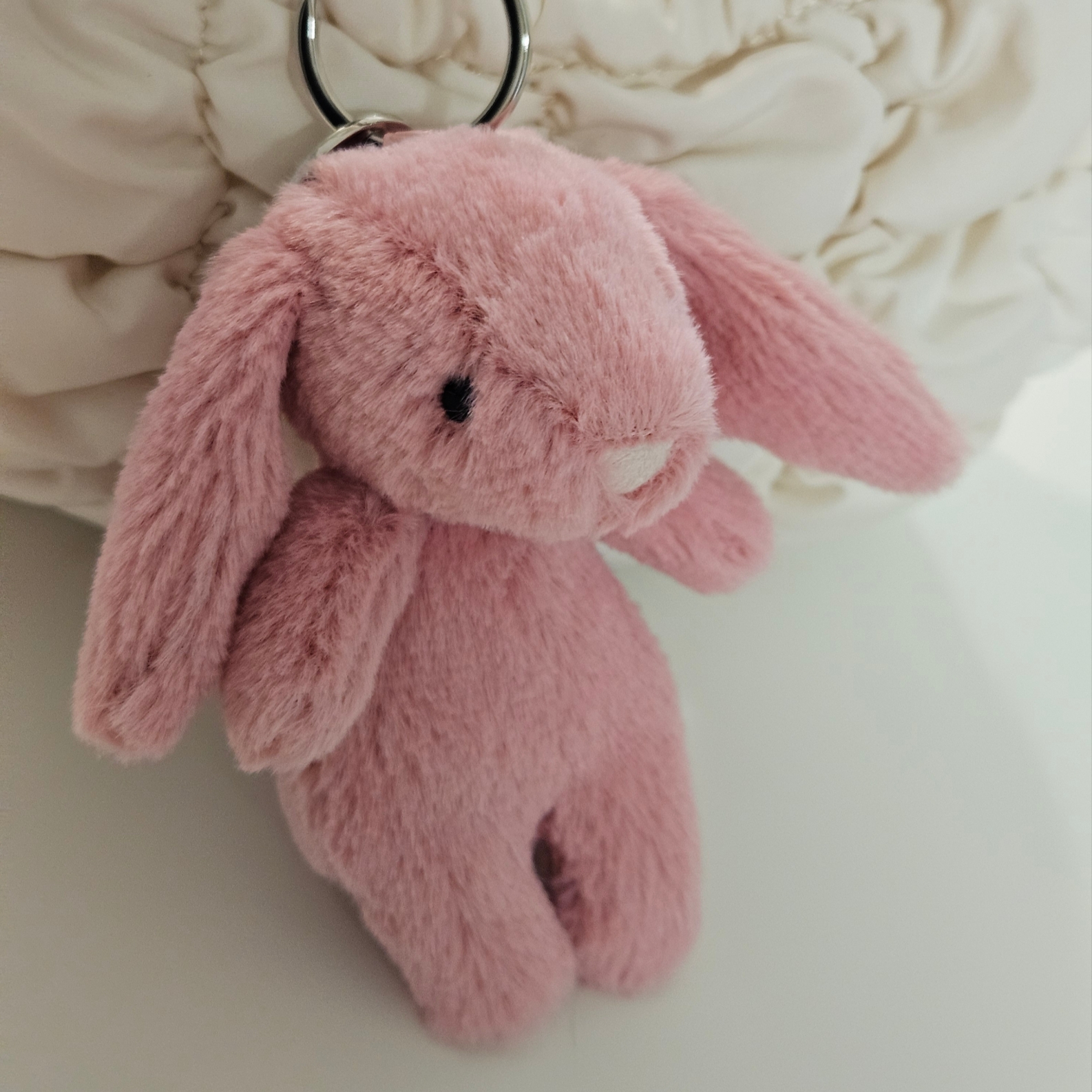 Jellycat Bashful Bunny Bag Charm Pink 착용 스타일 - 1