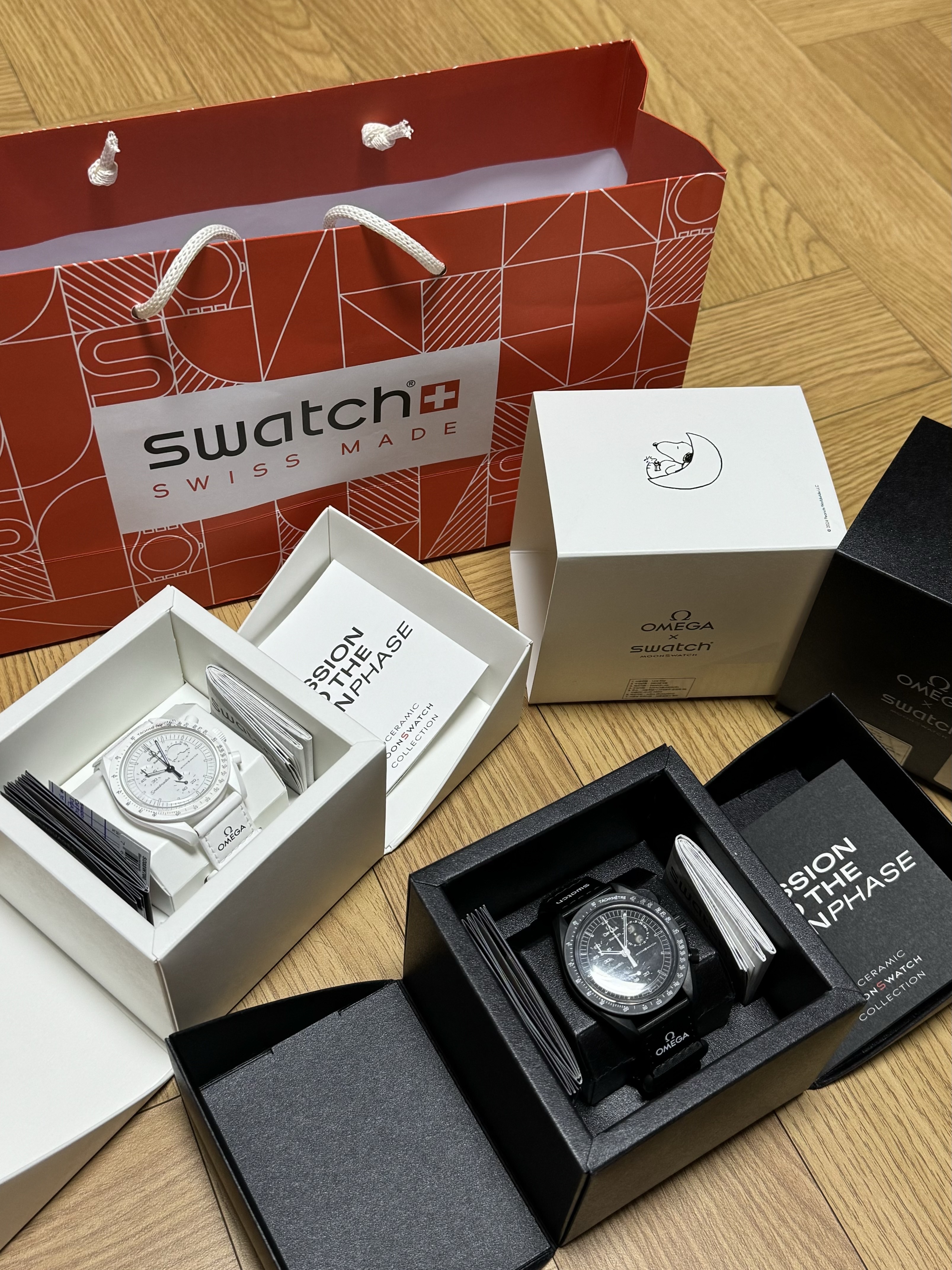 Swatch x Omega x Snoopy Bioceramic Moonswatch Mission To The Moonphase New Moon, Swatch x Omega x Snoopy Bioceramic Moonswatch Mission To The Moonphase Full Moon 착용 스타일 - 1