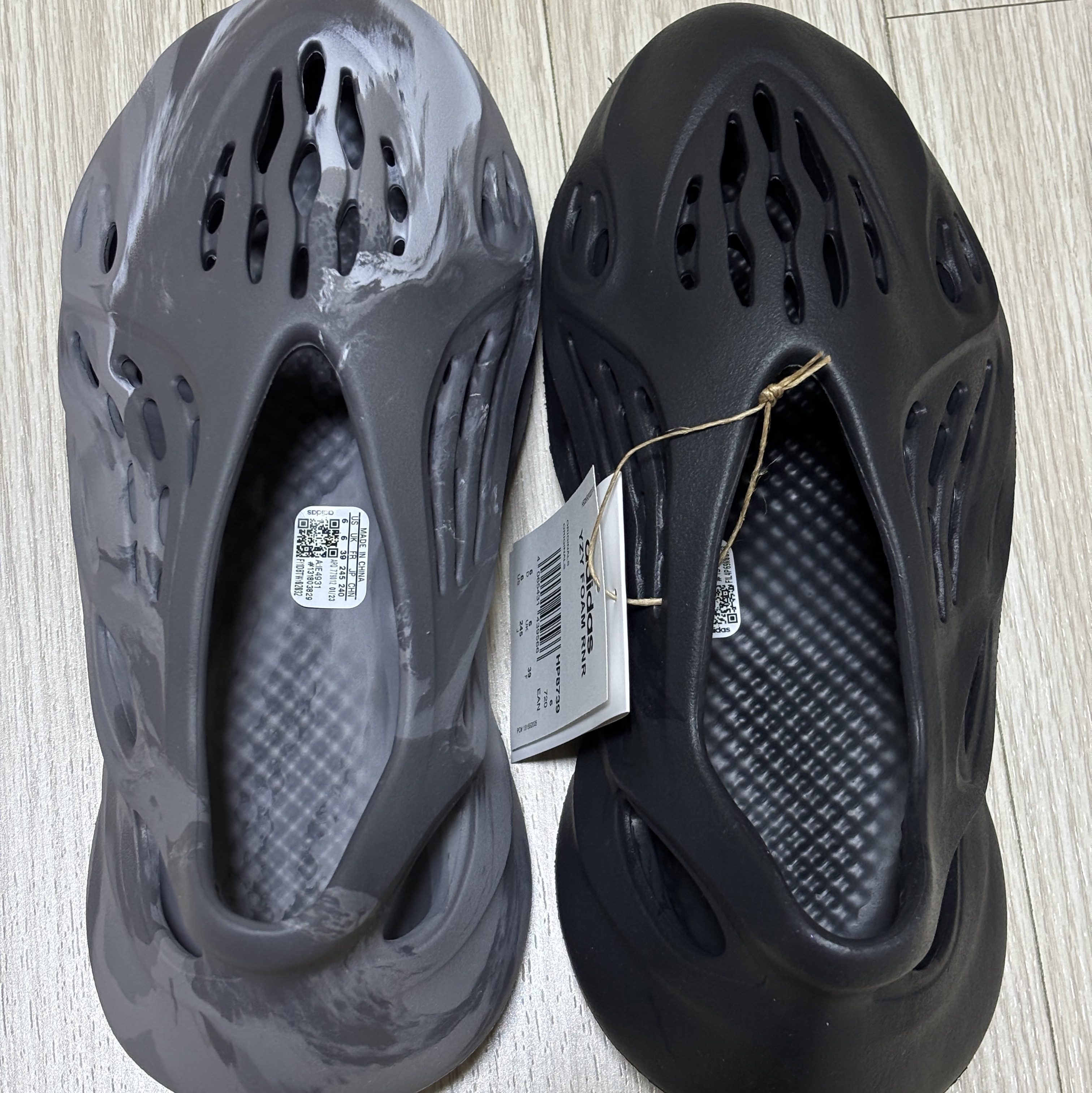 Adidas Yeezy Foam RNNR Onyx 착용 스타일 - 5