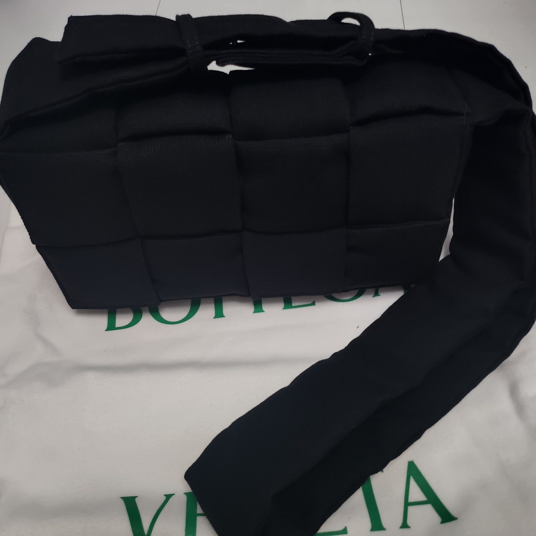 Bottega Veneta Padded Tech Cassette Black, Bottega Veneta Padded Tech Cassette Black 착용 스타일 - 1