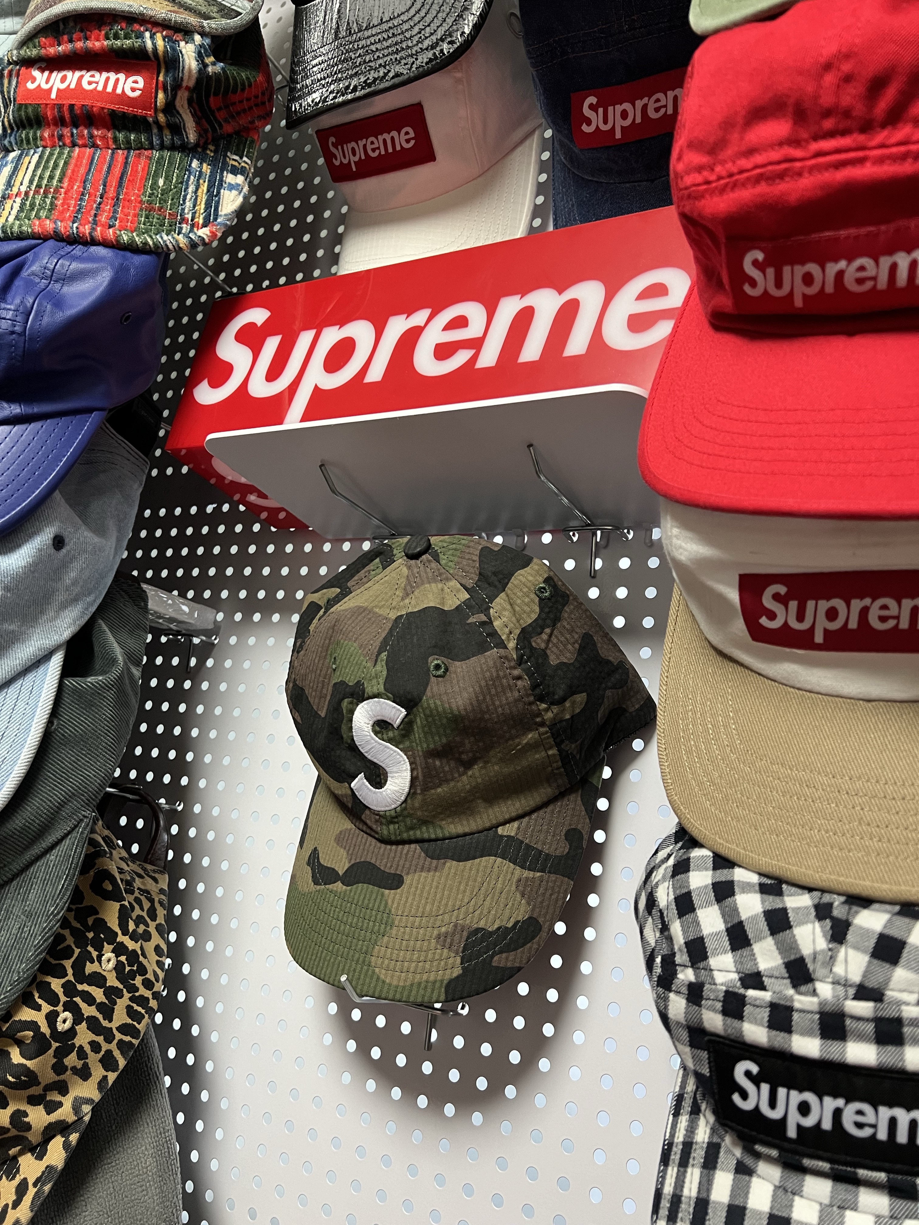 Supreme Seersucker S Logo 6-Panel Red - 24SS, Supreme Seersucker S Logo 6-Panel Woodland Camo - 24SS 착용 스타일 - 2