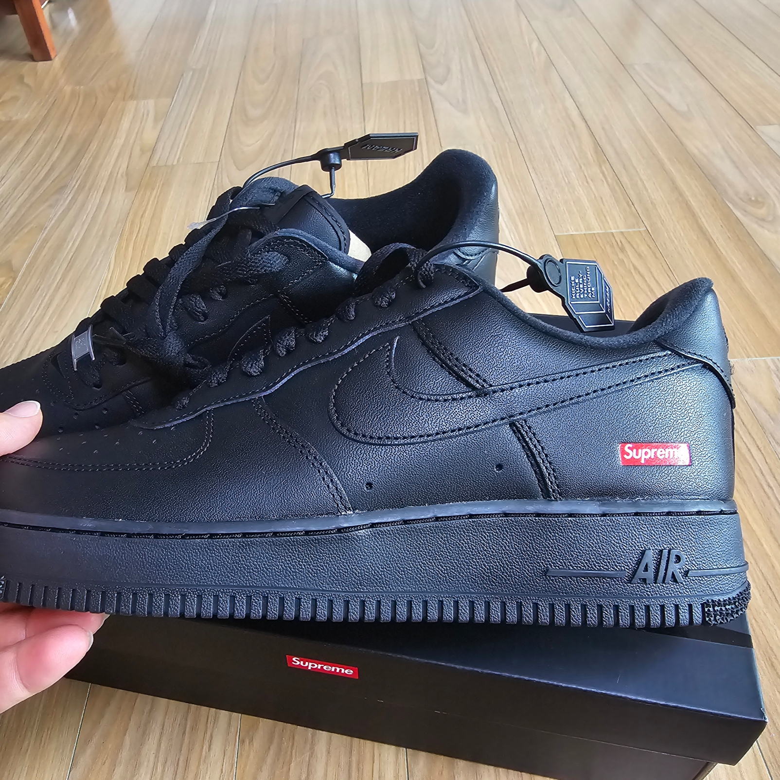 Nike x Supreme Air Force 1 Low Black 착용 스타일 - 3
