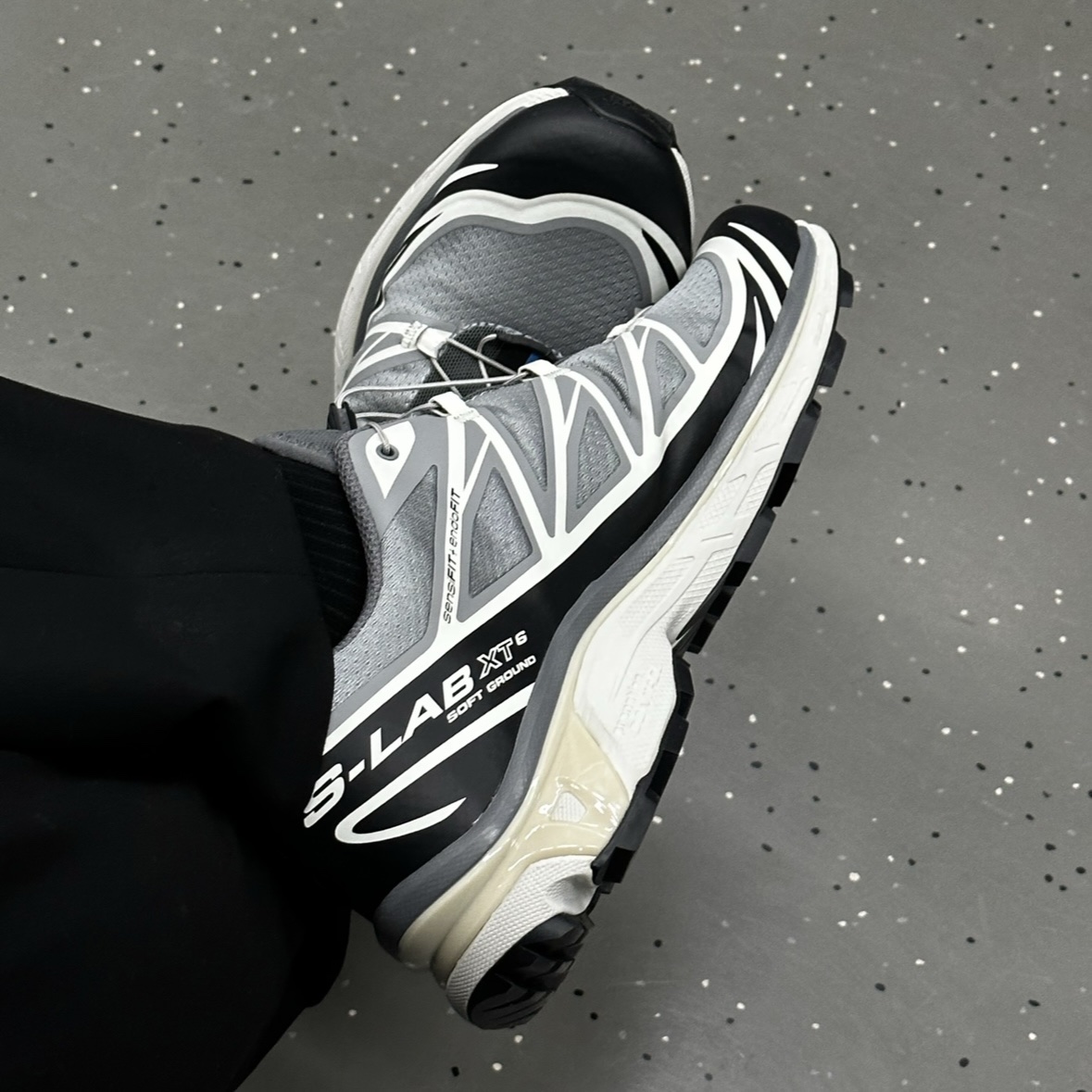 Salomon XT-6 Recut Phantom Vanilla Ice 착용 스타일