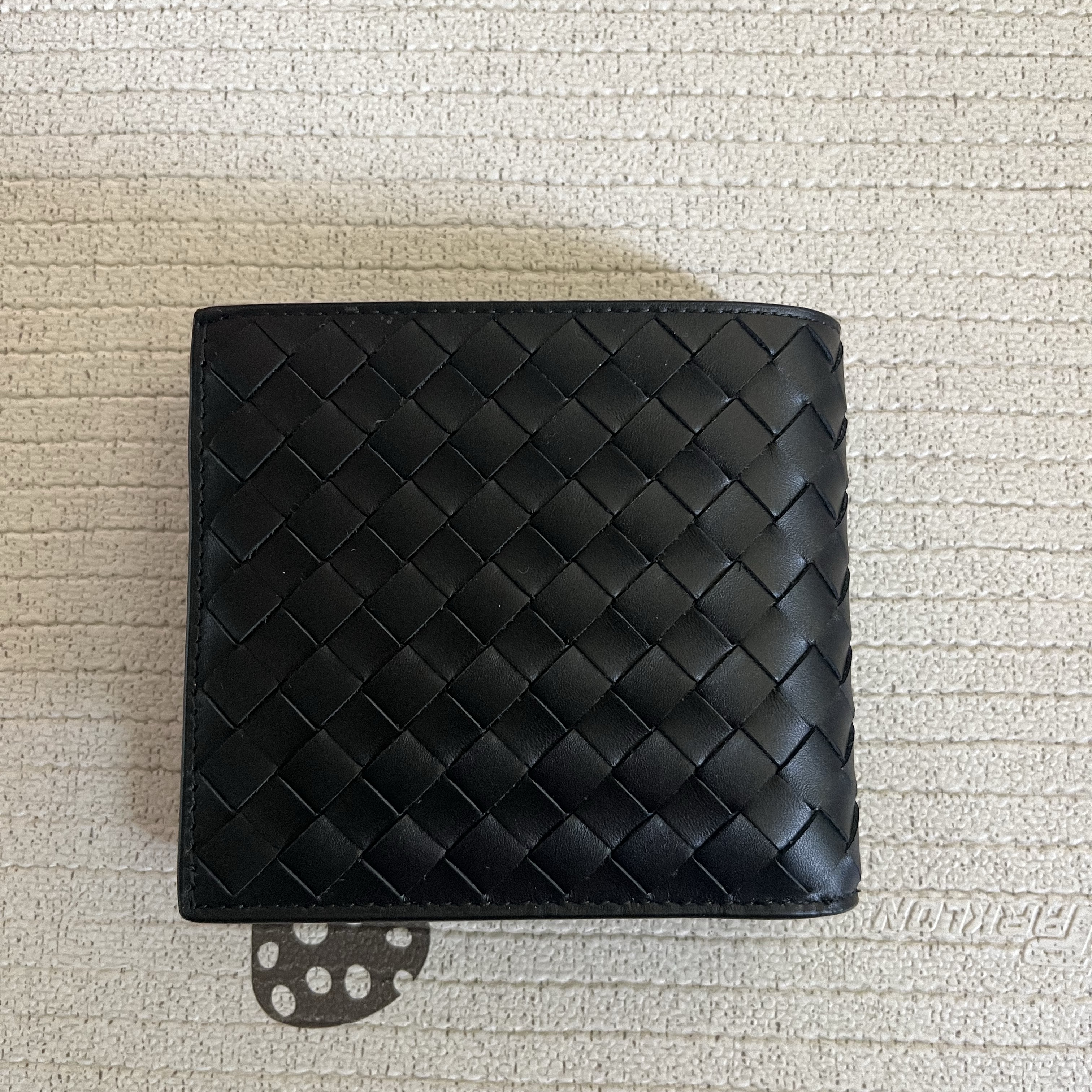 Bottega Veneta Bi-Fold Wallet Black 착용 스타일 - 2