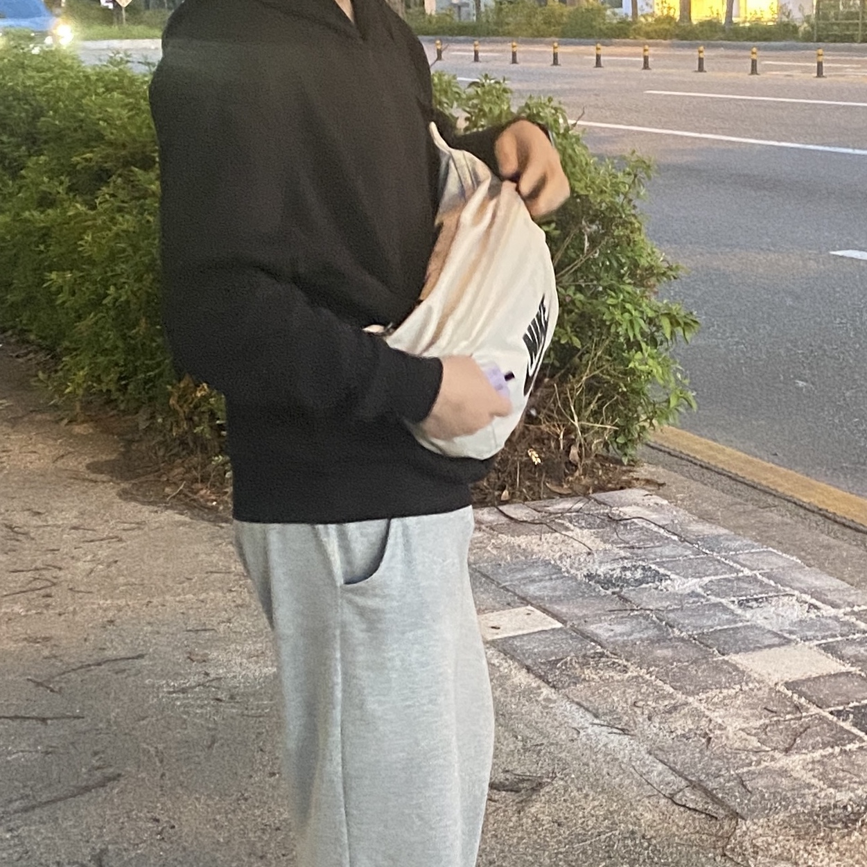 Nike Heritage Waistpack Photon Dust 착용 스타일
