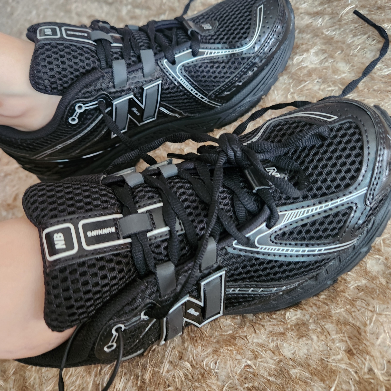 New Balance 1906R Black Silver Metallic 착용 스타일